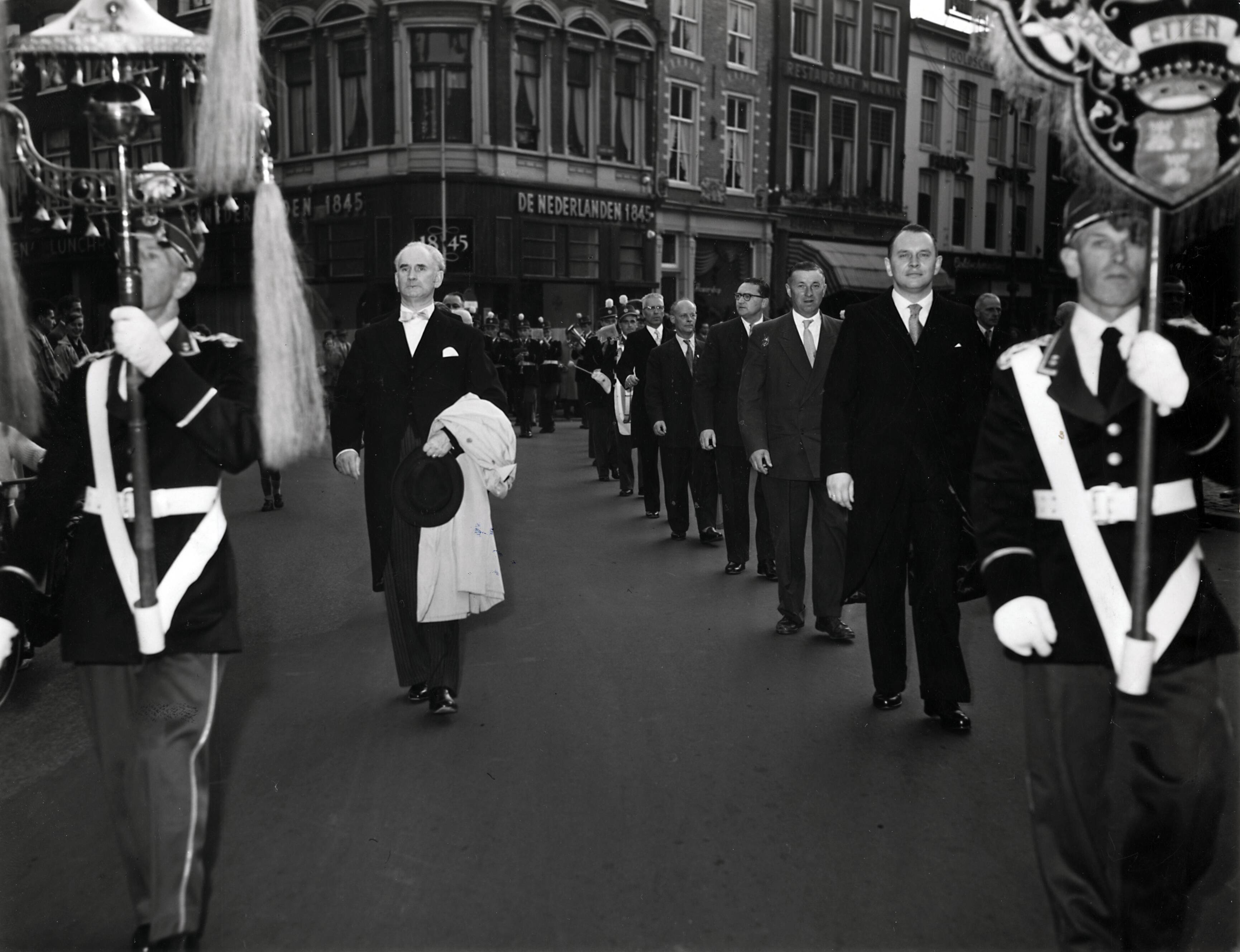 Collectie nader te bepalen — [50-jarig jubileum N.V. De Spaarnestad] [optocht door de stad met een muziekkorps — Foto: Fotograaf Onbekend / Fotobureau onbekend / Spaarnestad Photo (05887). Licentie: Set B: Rechtenvrij / Publiek Domein. Bron: Nationaal Archief. http://hdl.handle.net/10648/35429da6-3a8a-a382-e063-6df0900a6686