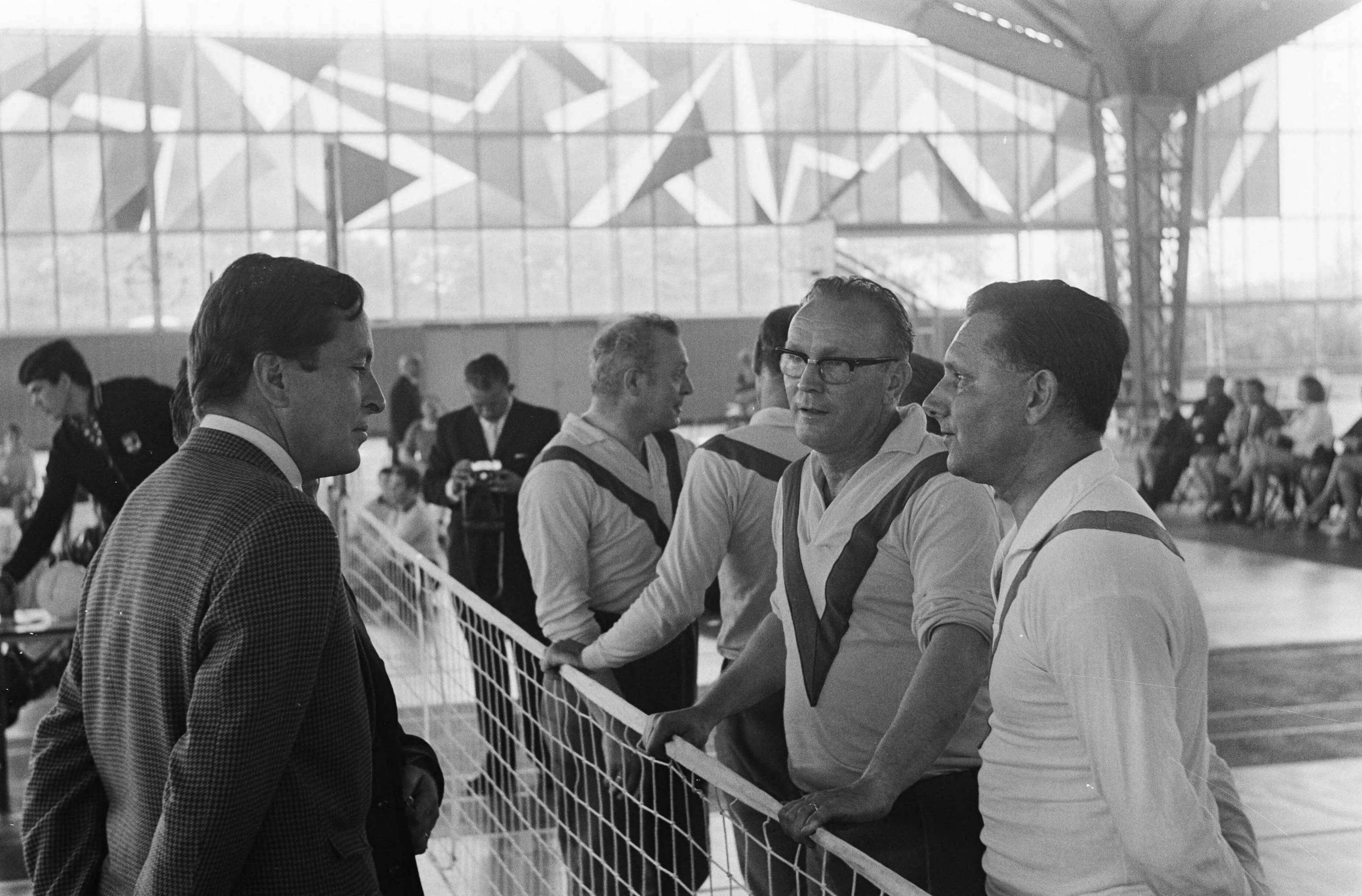 Fotocollectie Anefo — Zijne Koninklijke Hoogheid Prins Claus woont de Landelijke Invaliden Sportdag in Expohal, Hilversum, bij bij tafeltennissers — Foto: Evers, Joost / Anefo. Licentie: Set B: Rechtenvrij / Publiek Domein. Bron: Nationaal Archief. http://hdl.handle.net/10648/ab6c3712-d0b4-102d-bcf8-003048976d84