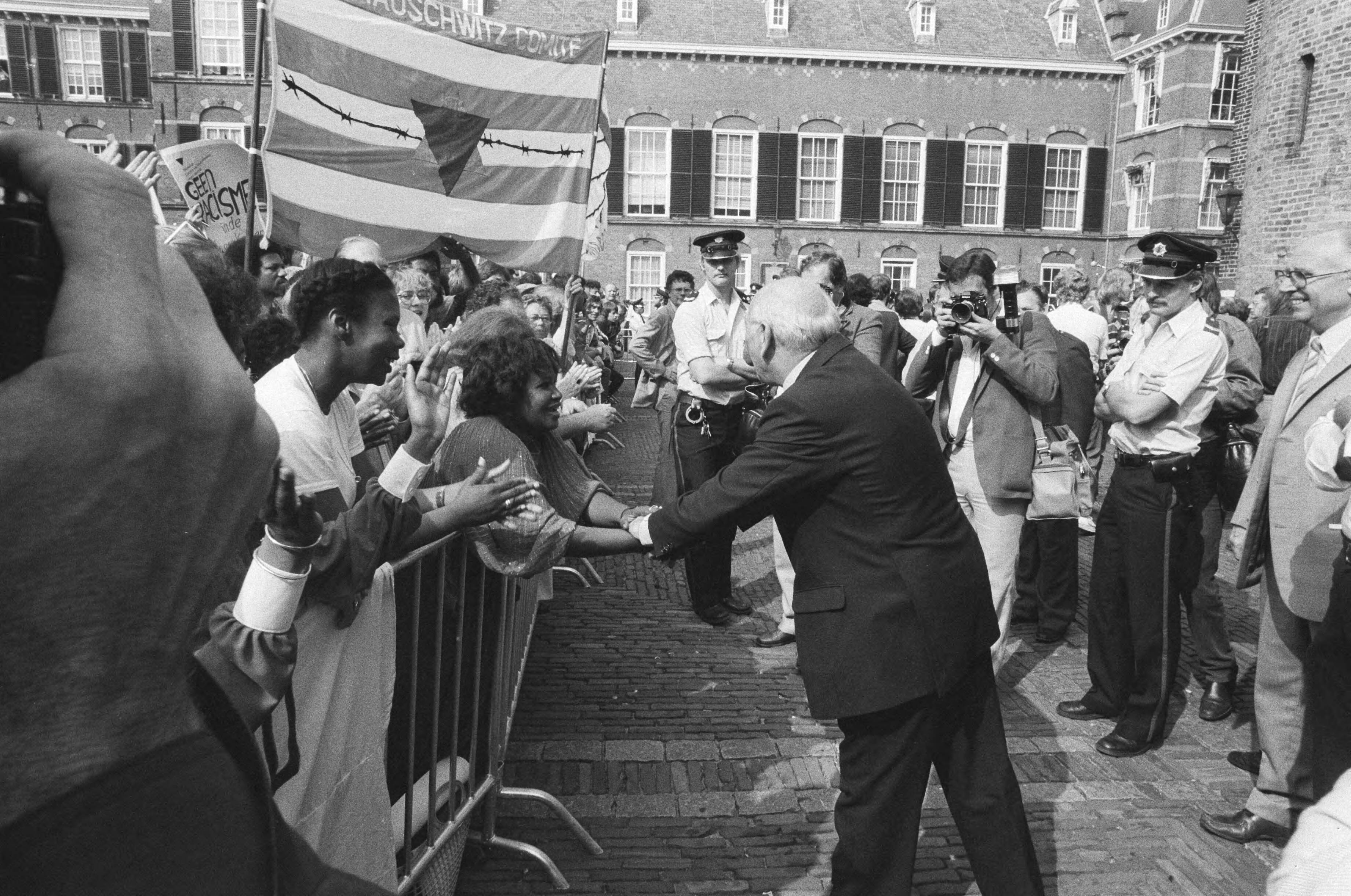 Demonstratie op het Binnenhof tegen de Centrumpartij in de Tweede Kamer — Den Uyl (PVDA) in gesprek met demonstranten — Foto: Bogaerts, Rob / Anefo. Licentie: Set B: Rechtenvrij / Publiek Domein. Bron: Nationaal Archief. http://hdl.handle.net/10648/ad1e8934-d0b4-102d-bcf8-003048976d84