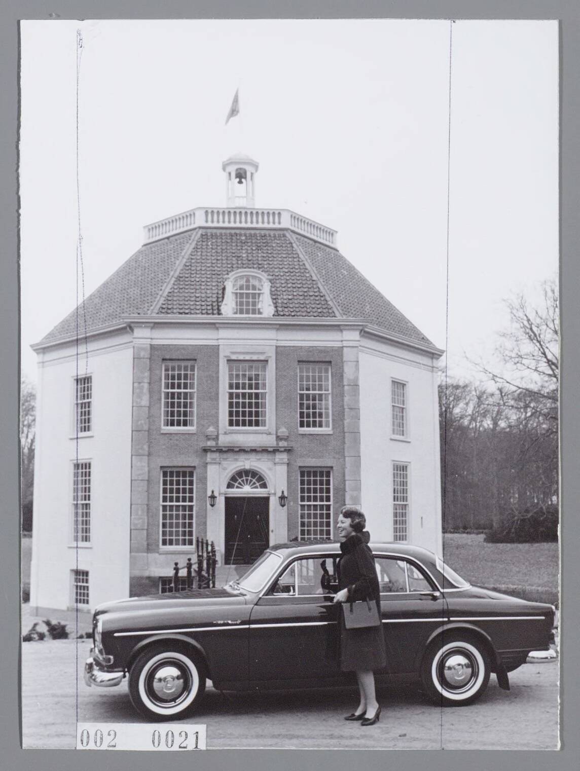 Fotocollectie RVD / Koninklijk Huis — Prinses Beatrix bij een auto voor kasteel Drakensteyn — Foto: ANP / RVD of rechtenvrij. Licentie: Set B: Rechtenvrij / Publiek Domein. Bron: Nationaal Archief. http://hdl.handle.net/10648/afafcce4-d0b4-102d-bcf8-003048976d84