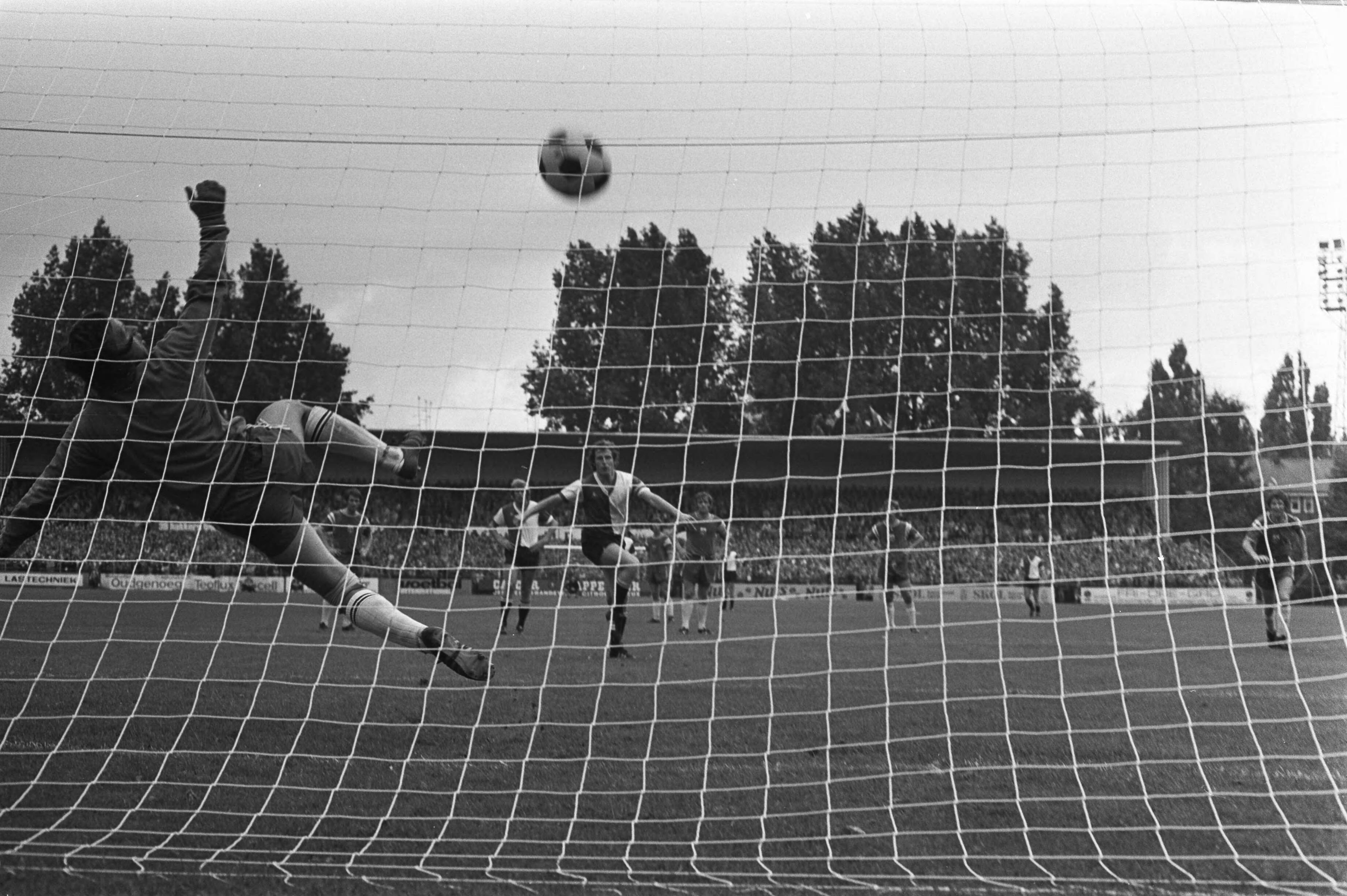 Fotocollectie Anefo — Groningen tegen Feyenoord 1-4, Schneider scoort uit penal keeper Nordstrom is kansloos — Foto: Mieremet, Rob / Anefo. Licentie: Set B: Rechtenvrij / Publiek Domein. Bron: Nationaal Archief. http://hdl.handle.net/10648/abf3a6f2-d0b4-102d-bcf8-003048976d84