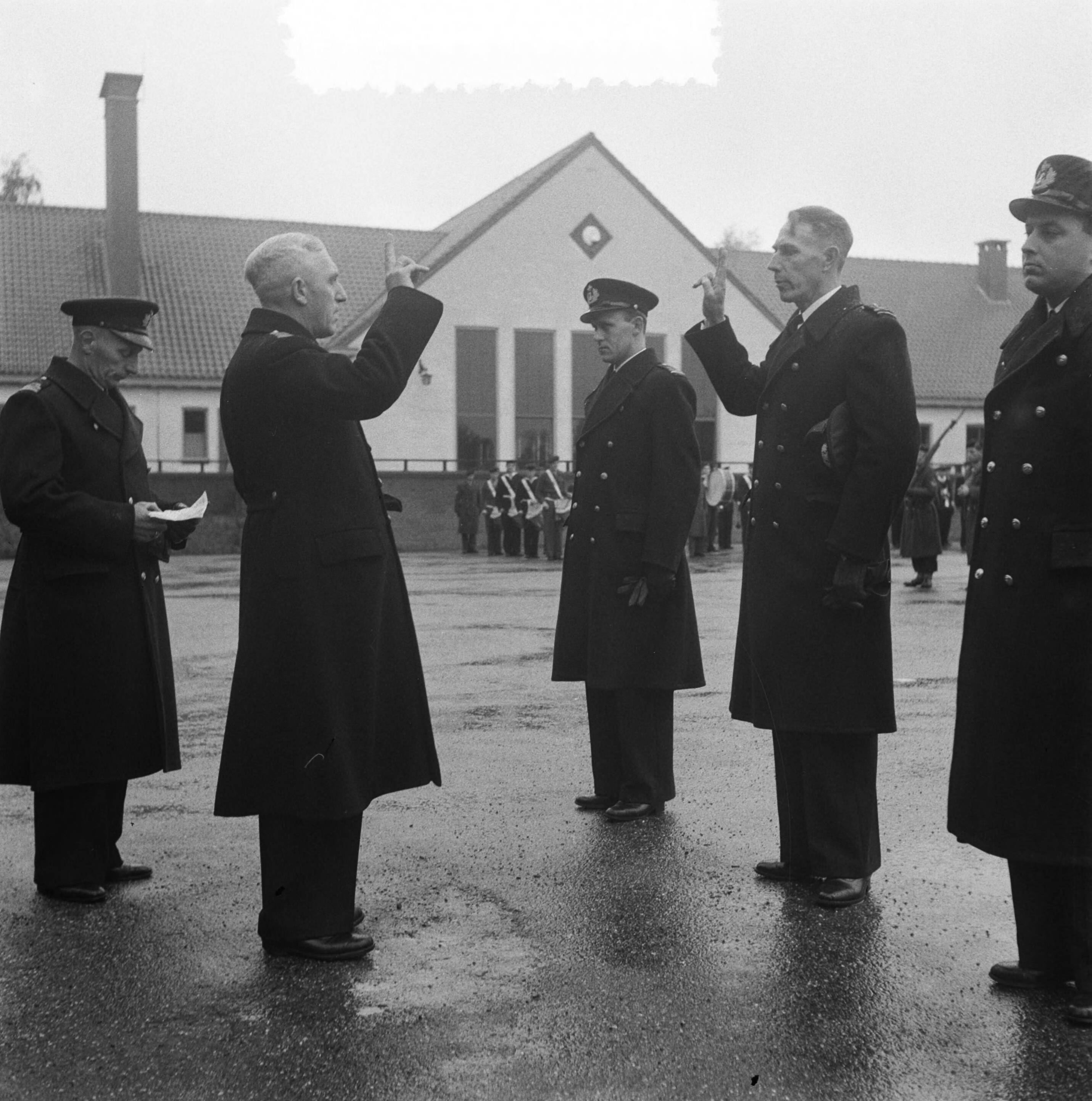 Beëdiging van marineofficieren op het MOC te Hilversum — Foto: Pot, Harry / Anefo. — Licentie: Set B: Rechtenvrij / Publiek Domein. Bron: Nationaal Archief. http://hdl.handle.net/10648/a9011682-d0b4-102d-bcf8-003048976d84