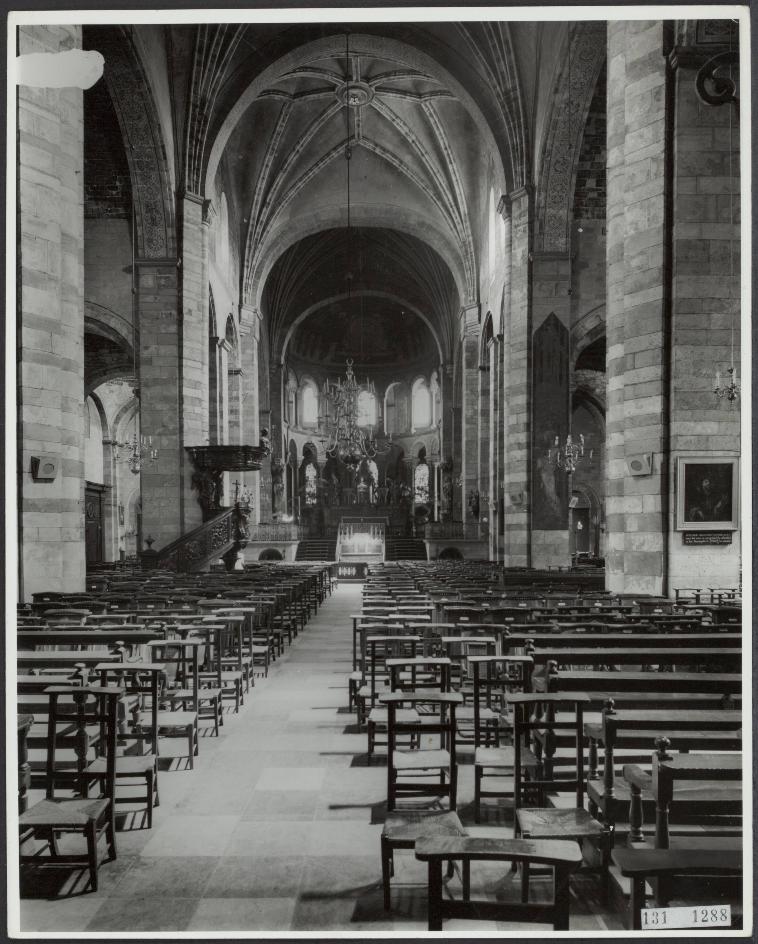 Fotocollectie Rijksvoorlichtingsdienst Eigen — Maastricht. Interieur van de Onze Lieve Vrouwe basiliek gezien naar het koor — Foto: Rijksdienst voor de Monumentenzorg. Licentie: Set B: Rechtenvrij / Publiek Domein. Bron: Nationaal Archief. http://hdl.handle.net/10648/af5204a6-d0b4-102d-bcf8-003048976d84