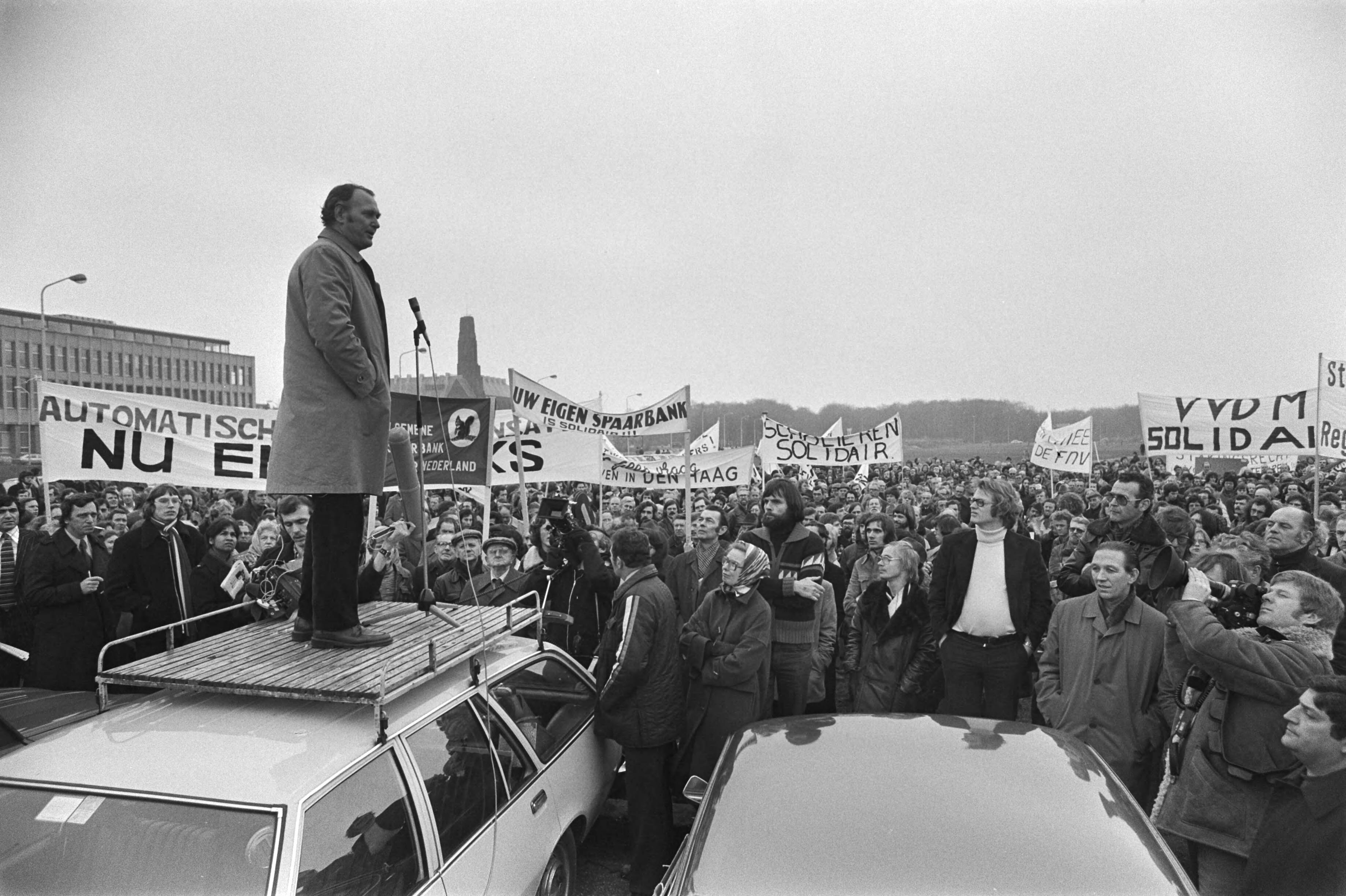 Fotocollectie Anefo — Demonstratie stakers in Den Haag ; tijdens bijeenkomst Malieveld — Foto: Suyk, Koen / Anefo. Licentie: Set B: Rechtenvrij / Publiek Domein. Bron: Nationaal Archief. http://hdl.handle.net/10648/ac95fec0-d0b4-102d-bcf8-003048976d84