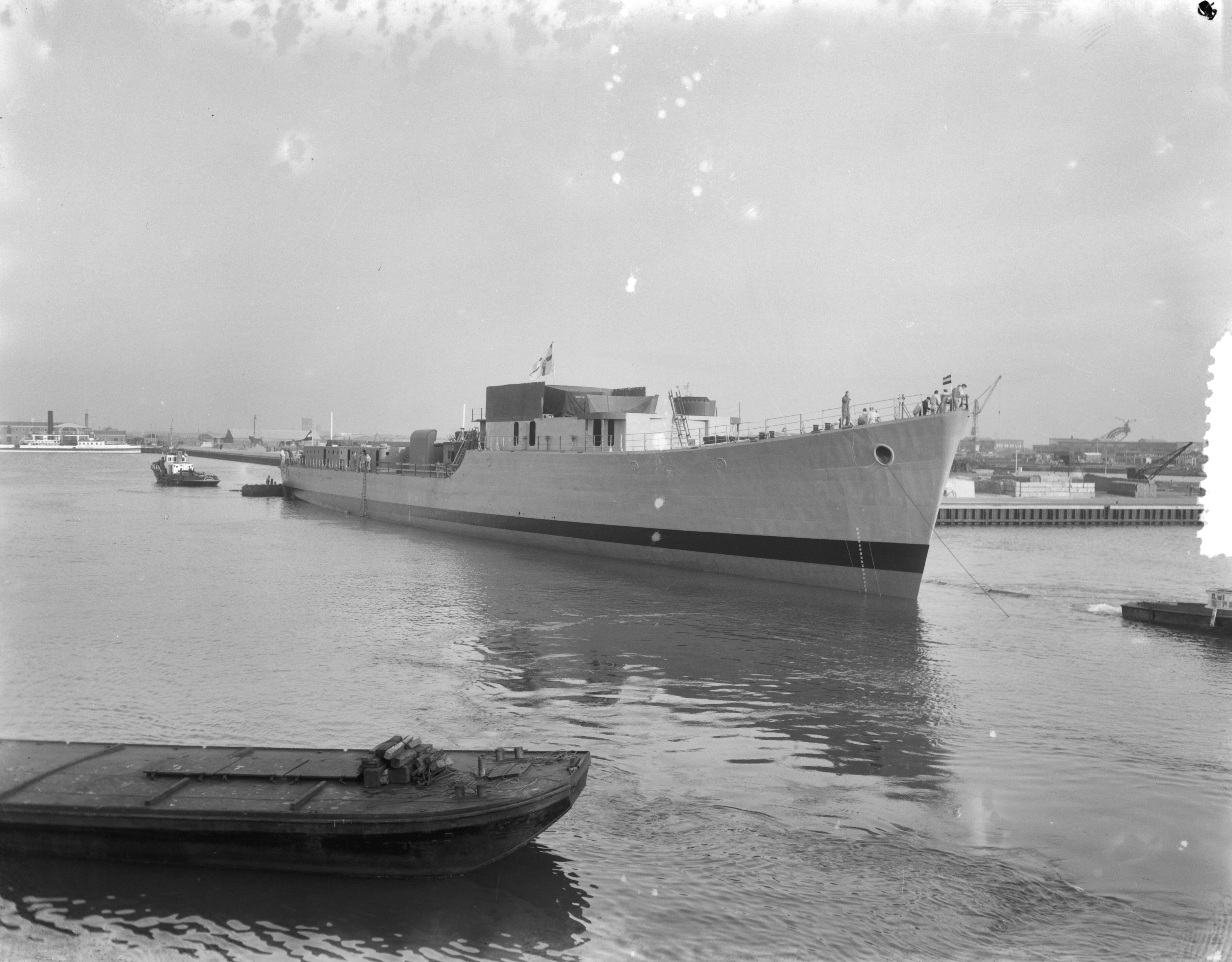 Tewaterlating onderzeebootjager Hr. Ms. "Noord Brabant" bij De Schelde te Vlissingen — Foto: Duinen, G.W. van / Anefo. — Licentie: Set B: Rechtenvrij / Publiek Domein. Bron: Nationaal Archief. http://hdl.handle.net/10648/a91855e0-d0b4-102d-bcf8-003048976d84