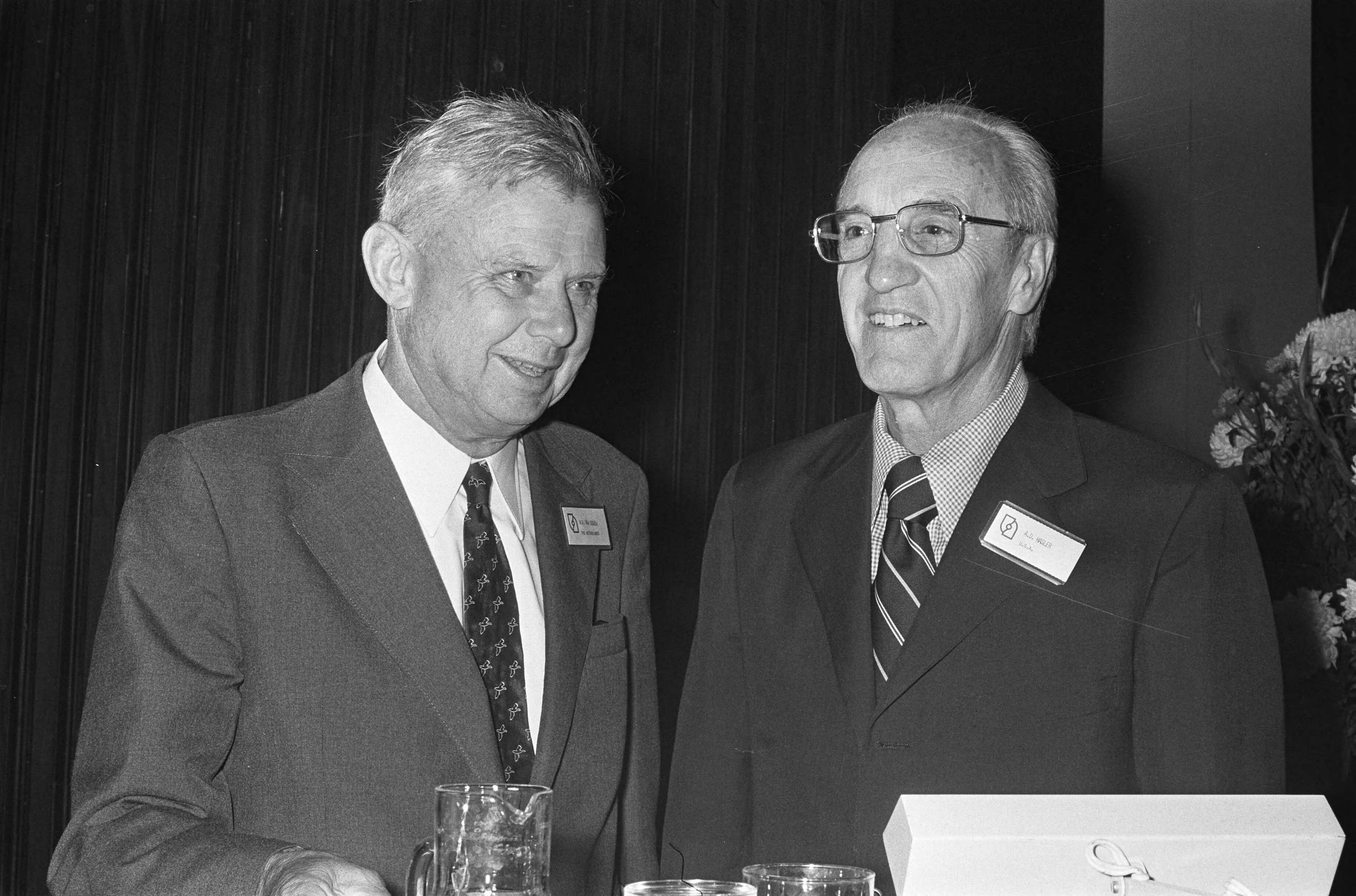 Fotocollectie Anefo — Ecologencongres in congrescentrum in Den Haag ; congresvoorzitter prof. Van Dobben met prof. Hasler (voorzitter van de Intecol, VS) — Foto: Verhoeff, Bert / Anefo. Licentie: Set B: Rechtenvrij / Publiek Domein. Bron: Nationaal Archief. http://hdl.handle.net/10648/ac54dfa8-d0b4-102d-bcf8-003048976d84