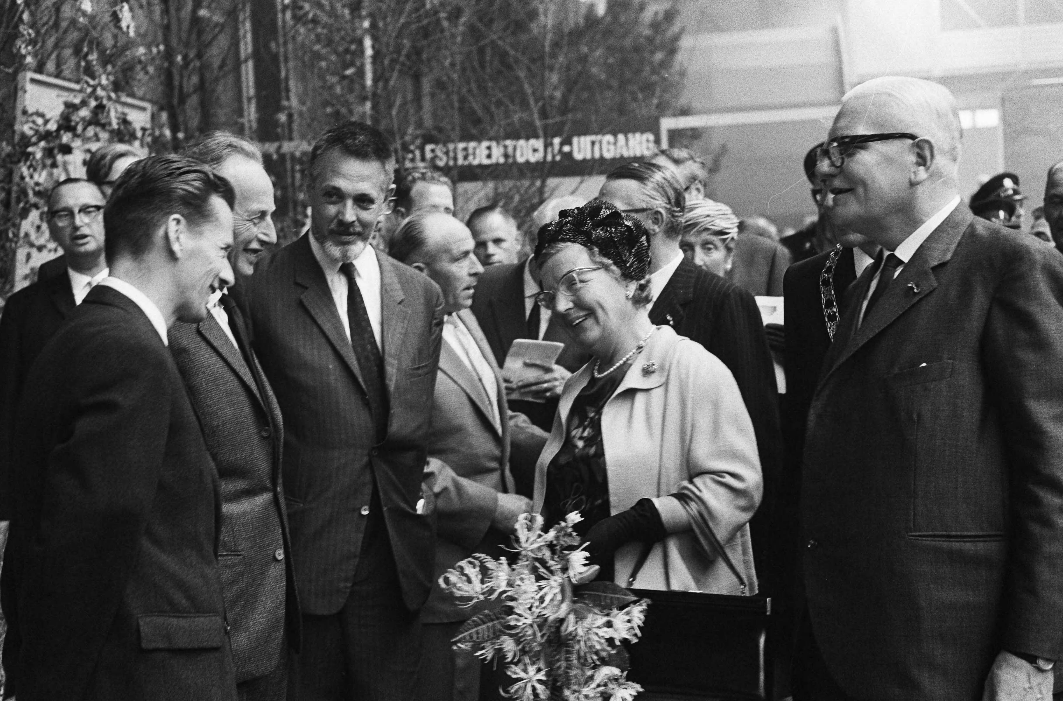 Fotocollectie Anefo — Koningin Juliana bracht een bezoek aan de tentoonstelling "Frisiana" te Leeuwarden. De vorstin wordt voorgesteld aan winnaars van de Elfstedentocht. Vlnr. Jeen van de Berg, winnaar in 1954, Sipke Castelein, winnaar in 1933, de schilder Cees Bantzinger, waarvan een tentoonstelling van Elfstedentochtschilderijen te zien is en Auke Adema, winnaar in 1940 en 1941. Rechts J.L. Hoogland, voorzitter van de vereniging De Friese Elf Steden — Foto: Pot, Harry / Anefo. Licentie: Set B: Rechtenvrij / Publiek Domein. Bron: Nationaal Archief. http://hdl.handle.net/10648/aa45e28e-d0b4-102d-bcf8-003048976d84