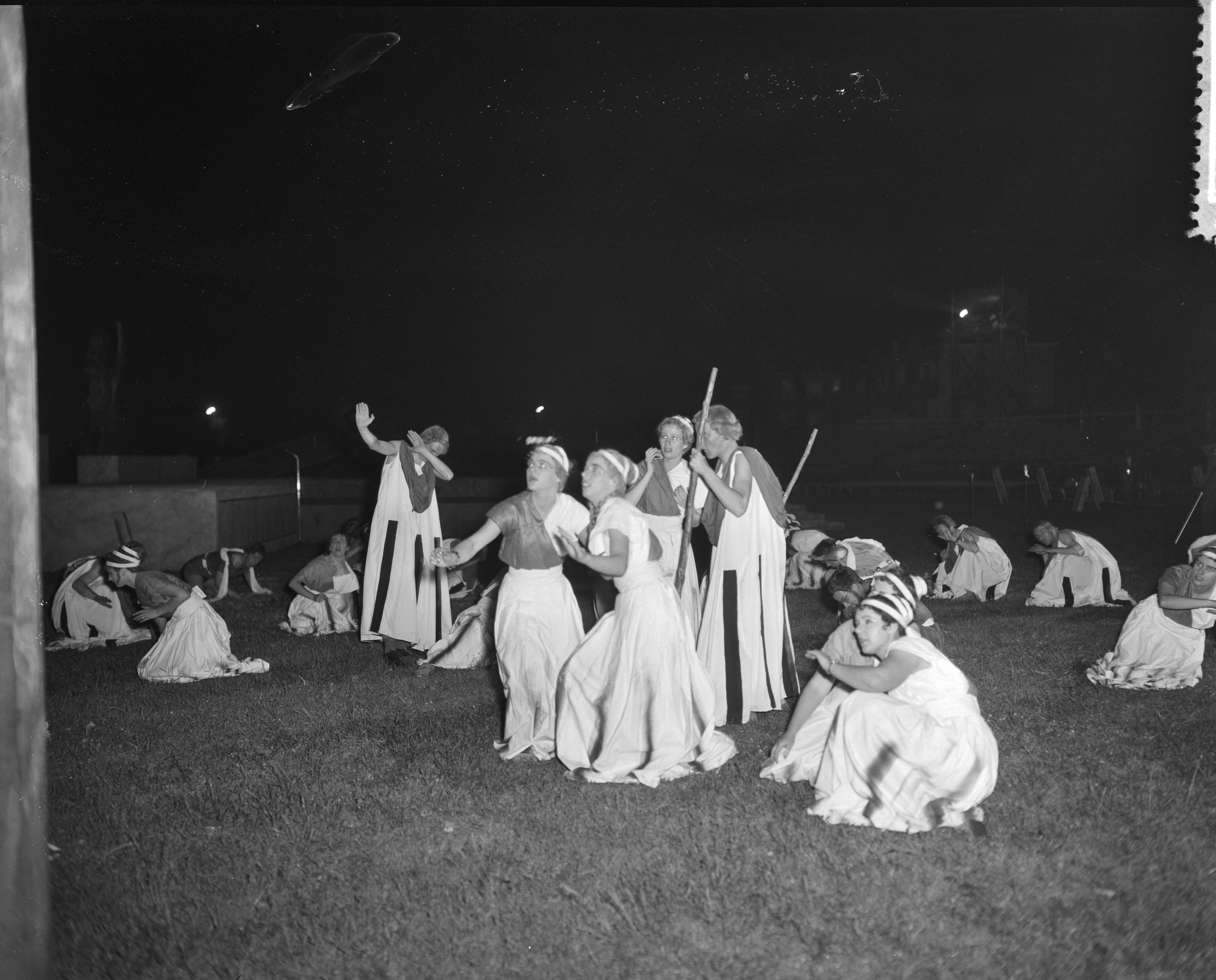 Lustrum USC Utrecht (1956) — Generale repetitie het lustrumspel "Xerxes" van het USC — Foto: Bilsen, Joop van / Anefo. Licentie: Set B: Rechtenvrij / Publiek Domein. Bron: Nationaal Archief. http://hdl.handle.net/10648/a94b0698-d0b4-102d-bcf8-003048976d84