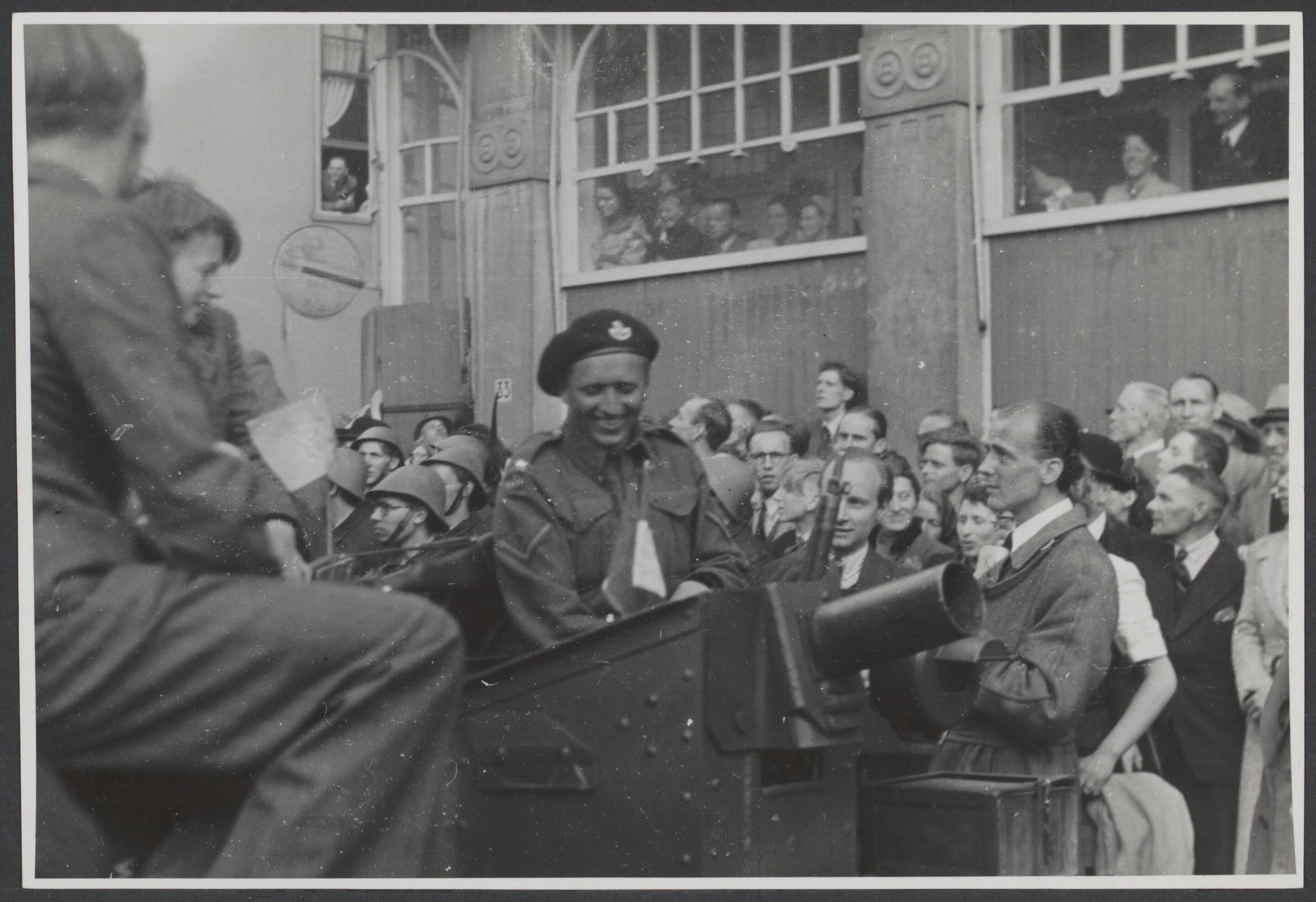 Bevrijding 's Gravenhage (Den Haag) — Intocht Canadezen Den Haag — Foto: Wal, J.Th. A. van der / Spaarnestad. Licentie: Set B: Rechtenvrij / Publiek Domein. Bron: Nationaal Archief. http://hdl.handle.net/10648/86ddb30b-480d-a0b0-c604-61a0c5317aaa