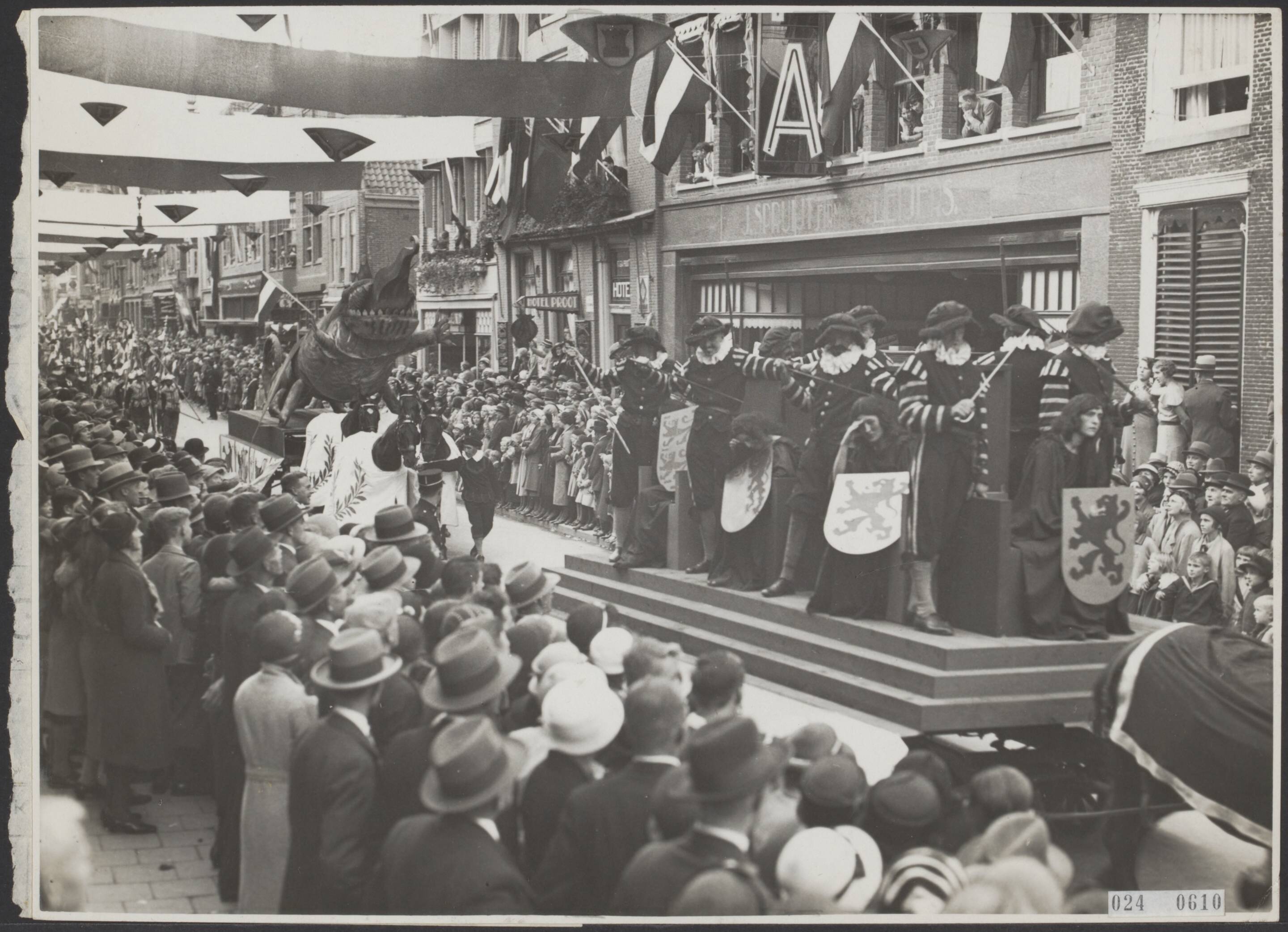 Fotocollectie Elsevier Binnenland — 360ste herdenking van Alkmaars Ontzet — Foto: Fotobureau Stevens / Rechtenvrij. Licentie: Set B: Rechtenvrij / Publiek Domein. Bron: Nationaal Archief. http://hdl.handle.net/10648/add7f400-d0b4-102d-bcf8-003048976d84