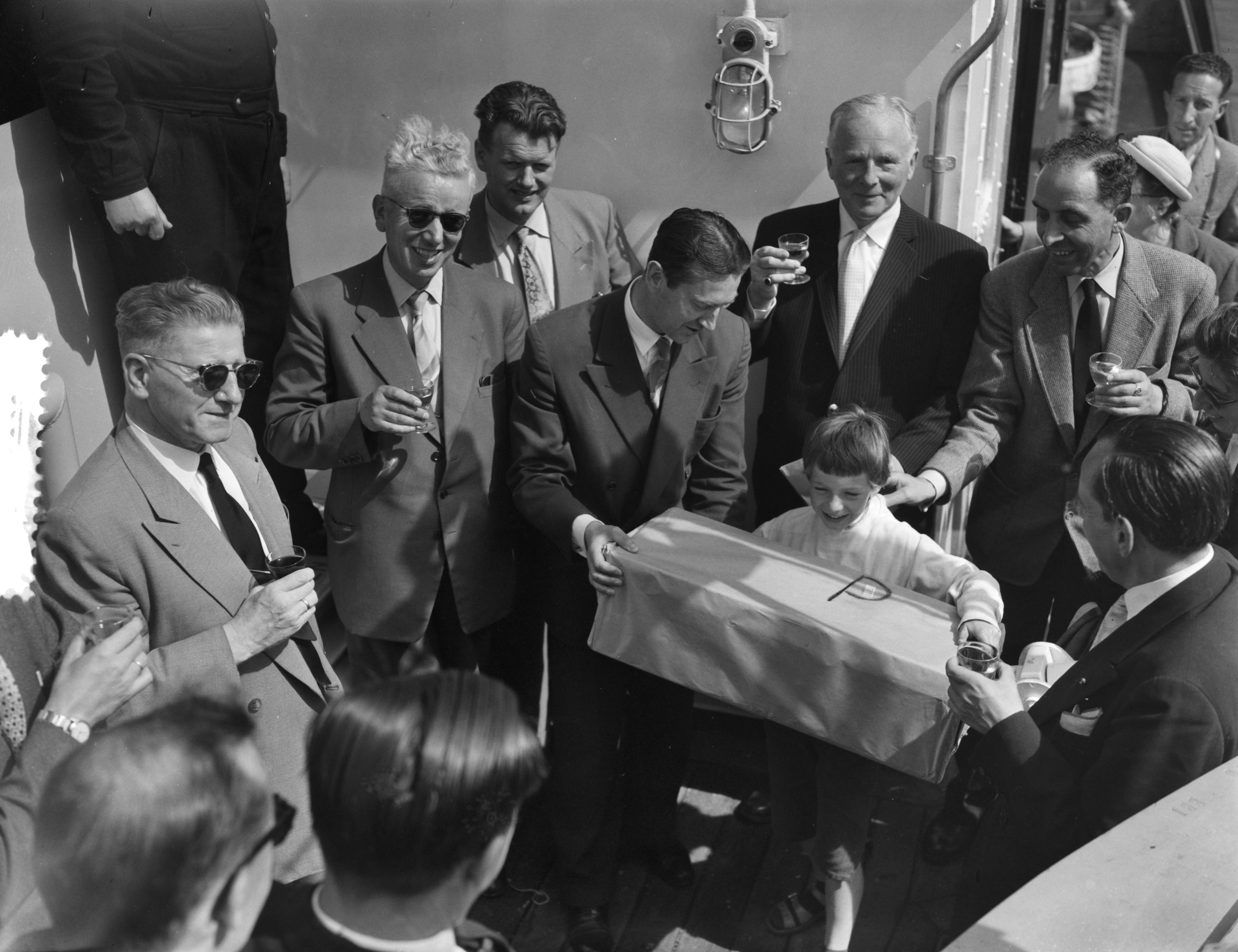 Fotocollectie Anefo — Proefvaart en overdracht van de "Spolando" bij de Zaanlandse Scheepsbouw Maatschappij te Zaandam — Foto: Rossem, Wim van / Anefo. Licentie: Set B: Rechtenvrij / Publiek Domein. Bron: Nationaal Archief. http://hdl.handle.net/10648/a980d430-d0b4-102d-bcf8-003048976d84