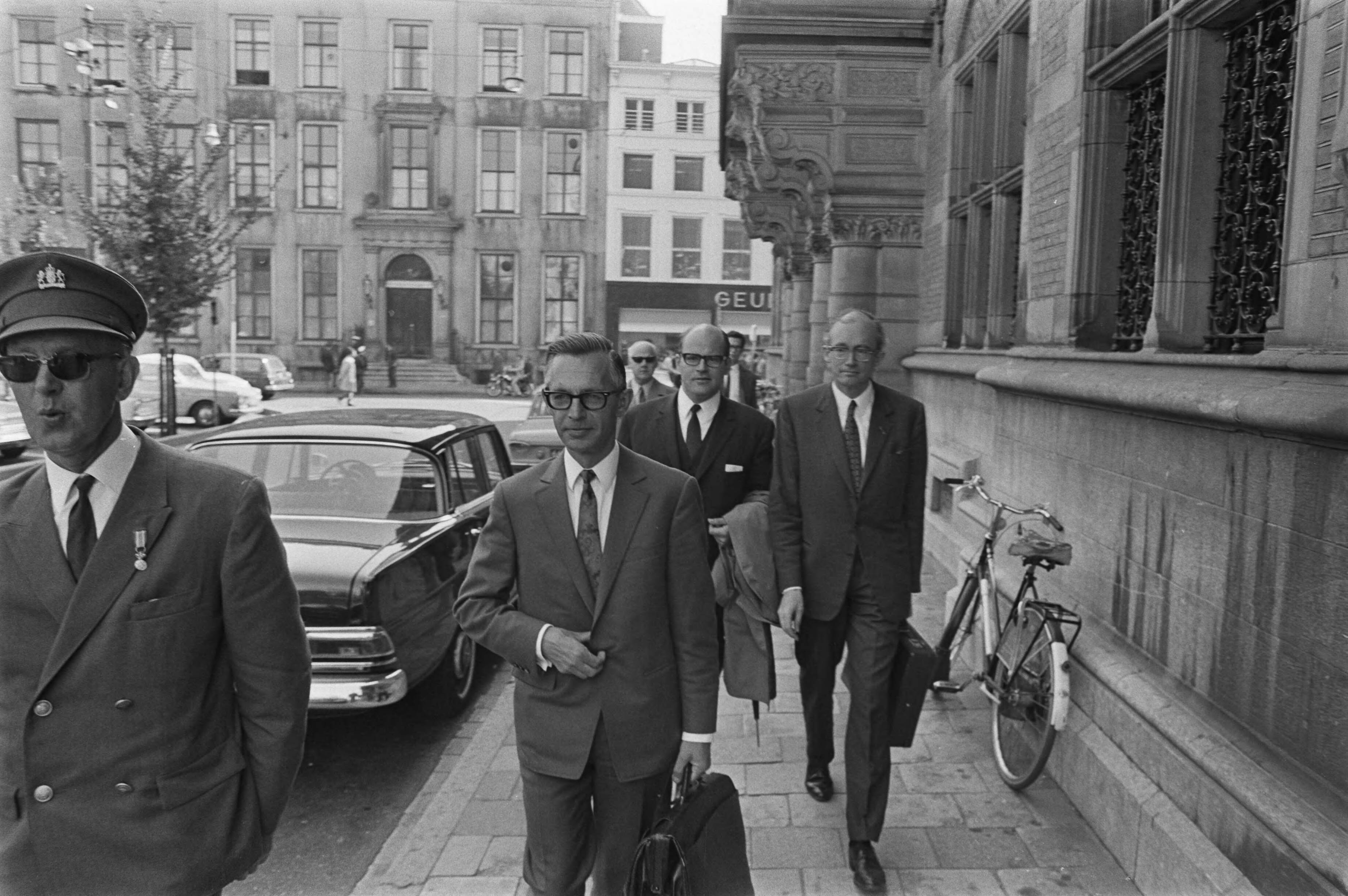 Fotocollectie Anefo — Ministerraad vergadert in Ministerie van Justitie over lonen en economische bestand, Den Haag ; v.l.n.r. Nelissen, Grapperhaus en Witteveen na vergadering / — Foto: Evers, Joost / Anefo. Licentie: Set B: Rechtenvrij / Publiek Domein. Bron: Nationaal Archief. http://hdl.handle.net/10648/aba2898e-d0b4-102d-bcf8-003048976d84