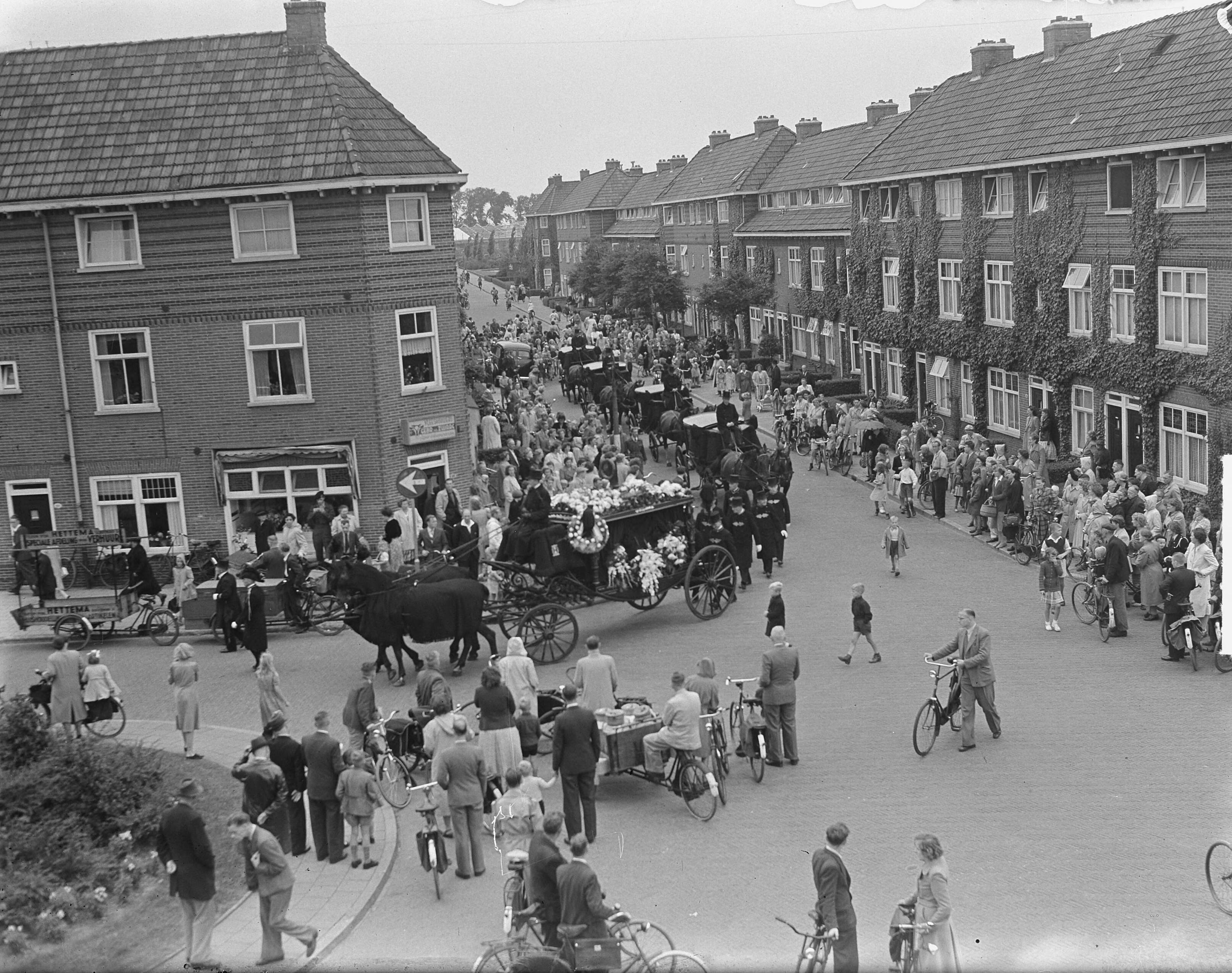 Fotocollectie Anefo — Begrafenisstoet Klaas en Reini Hoeve te Groningen — Foto: Noske, J.D. / Anefo. Licentie: Set B: Rechtenvrij / Publiek Domein. Bron: Nationaal Archief. http://hdl.handle.net/10648/a8dd8dc0-d0b4-102d-bcf8-003048976d84