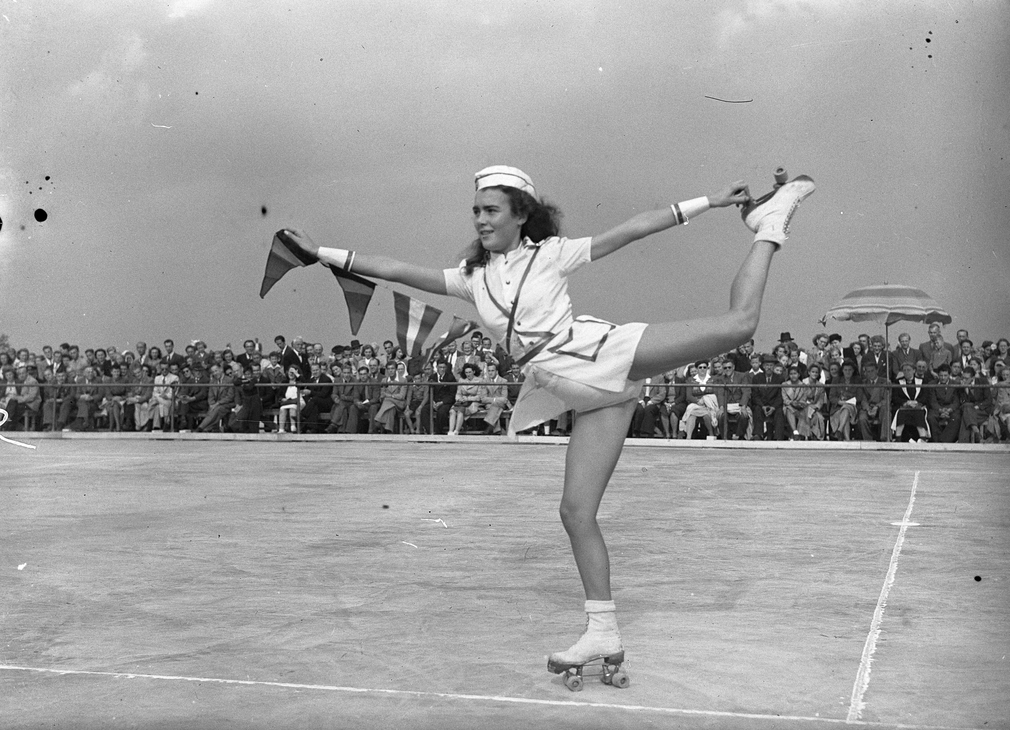 Fotocollectie Anefo — Opening rolschaatsbaan aan de Savornin Lohmanlaan te Den Haag [Solodans door Elvire Collin] — Foto: Sagers, Harry / Anefo. Licentie: Set B: Rechtenvrij / Publiek Domein. Bron: Nationaal Archief. http://hdl.handle.net/10648/a8acae08-d0b4-102d-bcf8-003048976d84