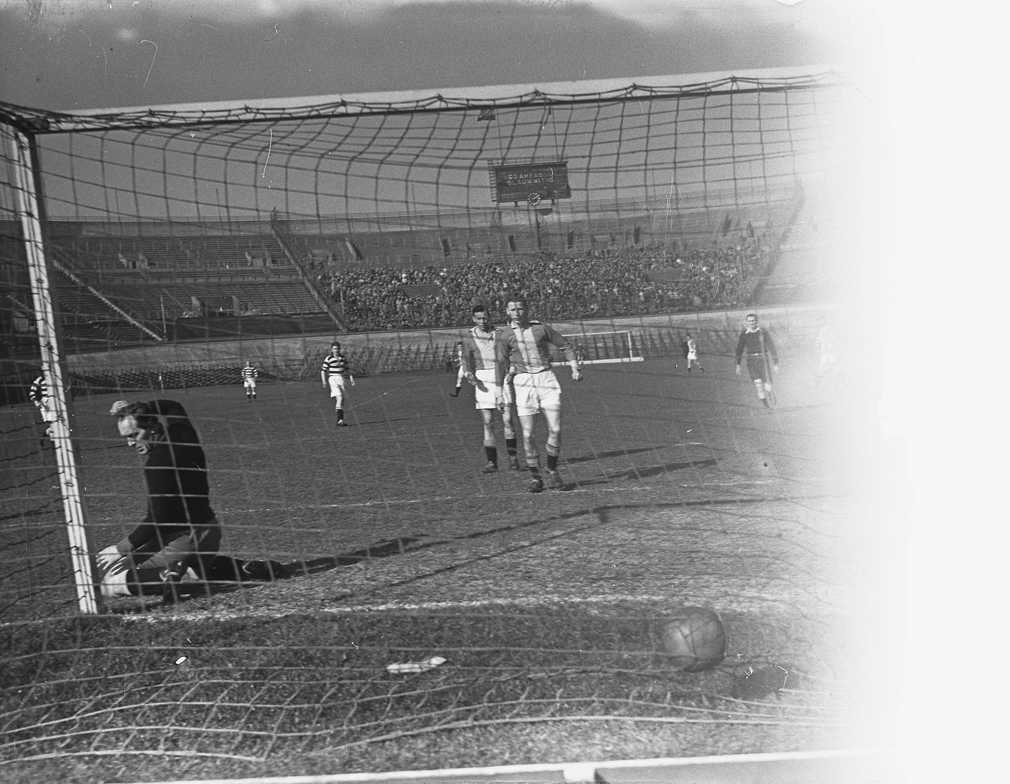 Fotocollectie Anefo — Voetbal. Blauw-Wit tegen Go Ahead 1-0. Doelpunt Blauw-Wit (Heffels) — Foto: Fotograaf Onbekend / Anefo. Licentie: Set B: Rechtenvrij / Publiek Domein. Bron: Nationaal Archief. http://hdl.handle.net/10648/a9078044-d0b4-102d-bcf8-003048976d84