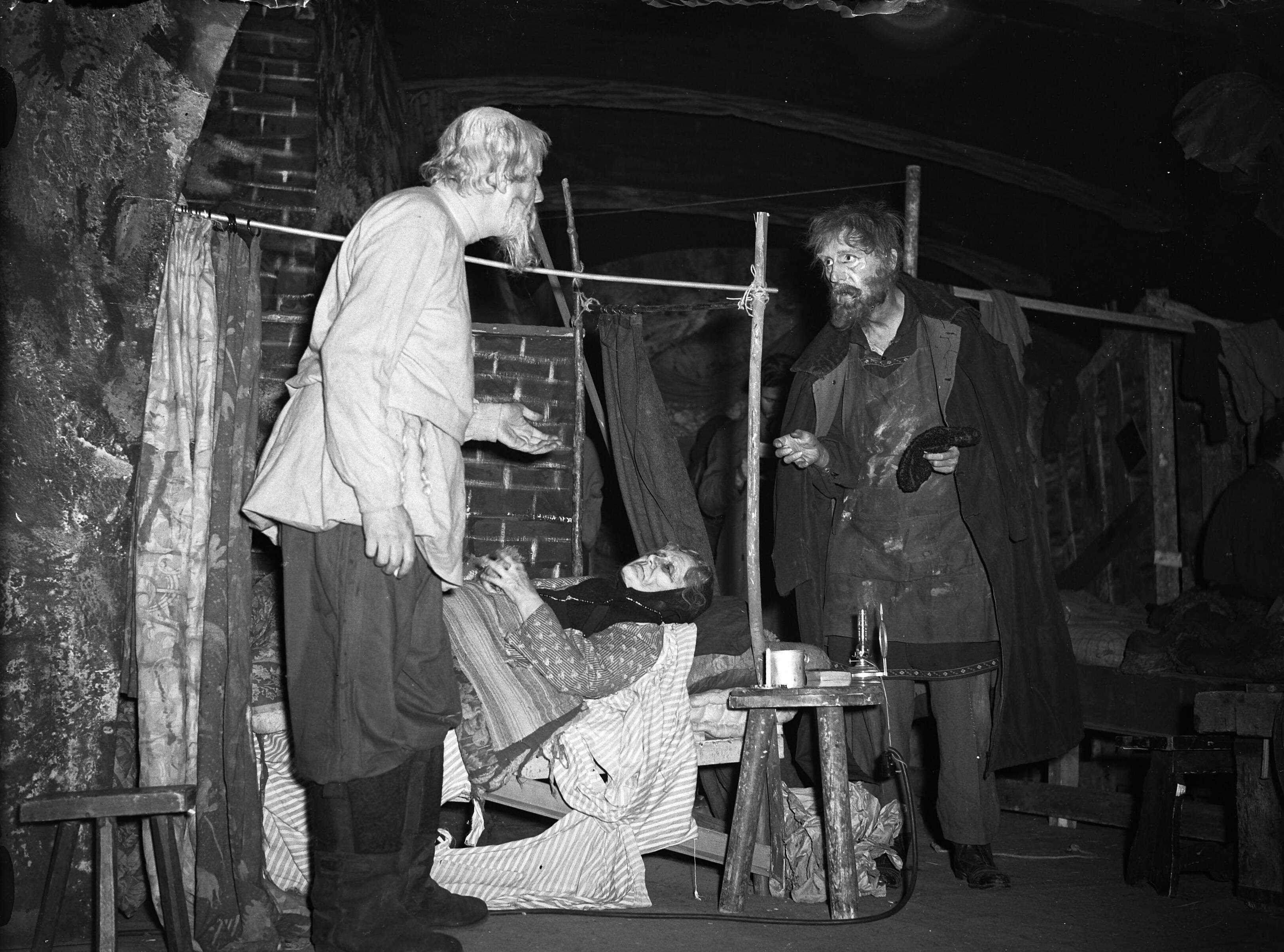 Fotocollectie Anefo — "Nachasyl" [van Maxim Gorki] bij Comedia met Rika Hopper , Cor Hermus en Jos Liesting — Foto: Winterbergen, Rolf / Anefo. Licentie: Set B: Rechtenvrij / Publiek Domein. Bron: Nationaal Archief. http://hdl.handle.net/10648/a8c5d54a-d0b4-102d-bcf8-003048976d84