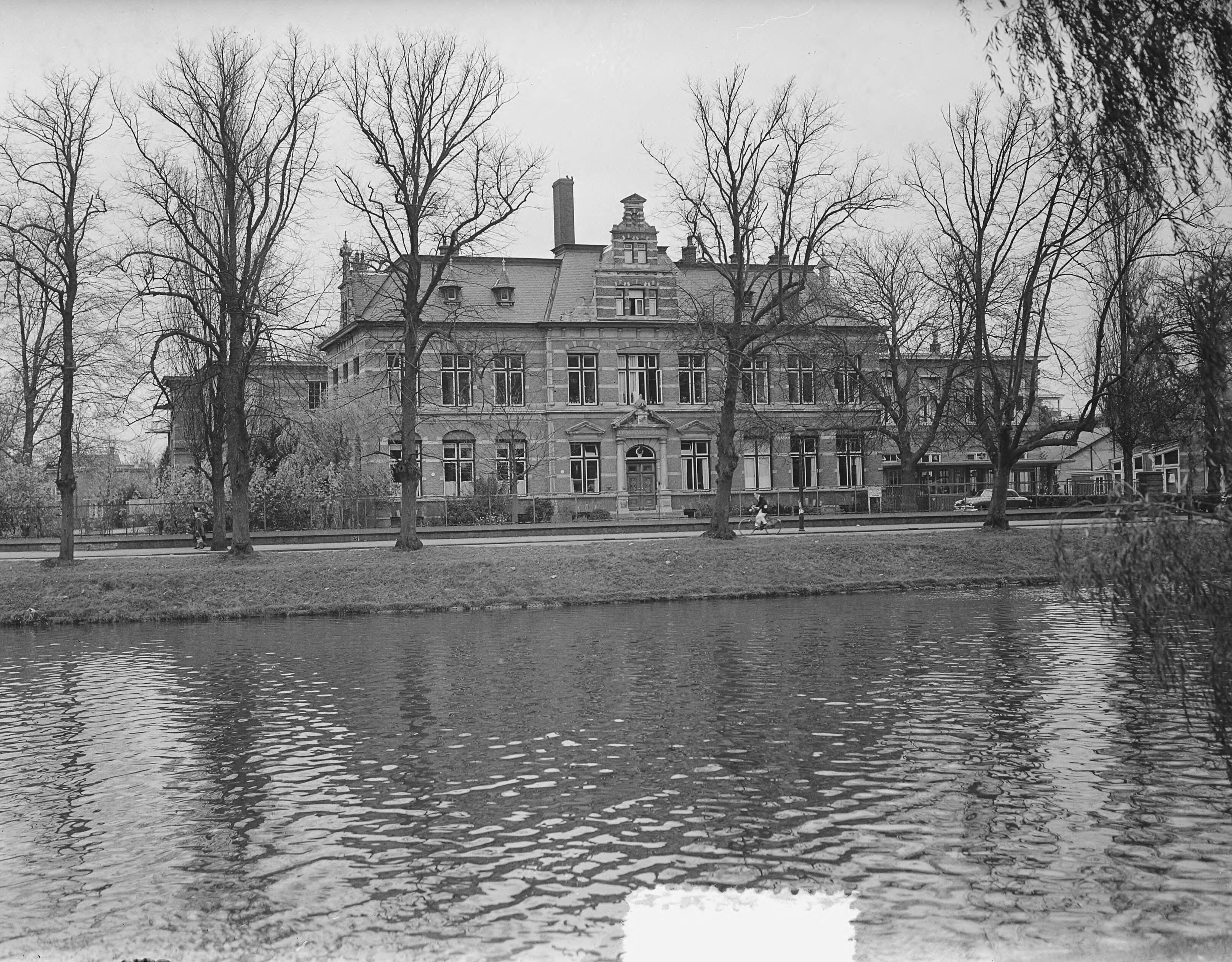 Fotocollectie Anefo — Exterieur Diaconessenziekenhuis Leeuwarden — Foto: Bilsen, Joop van / Anefo. Licentie: Set B: Rechtenvrij / Publiek Domein. Bron: Nationaal Archief. http://hdl.handle.net/10648/a9175564-d0b4-102d-bcf8-003048976d84