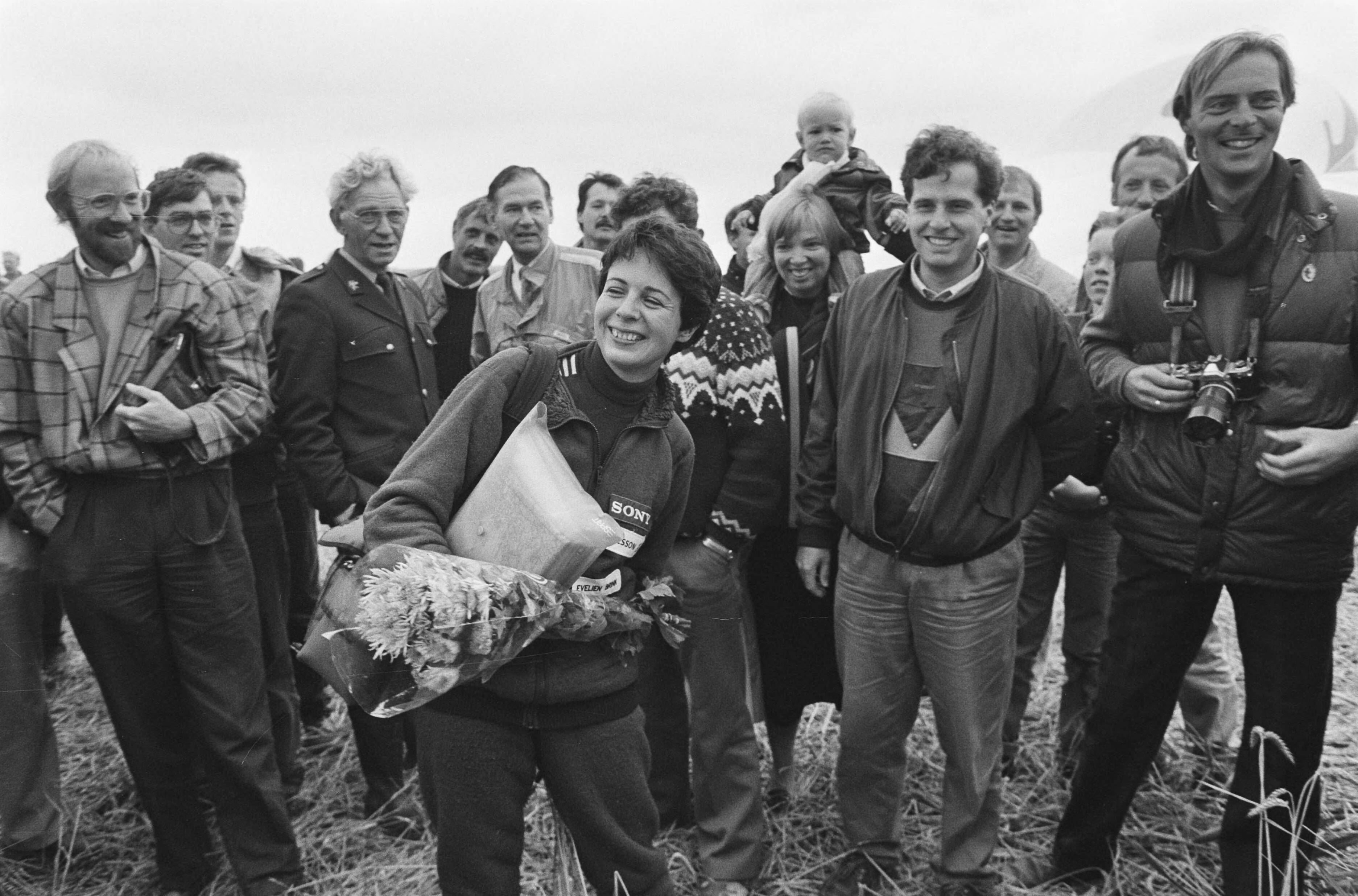 Fotocollectie Anefo — Landing ballon "Dutch Viking" na succesvolle vlucht over Atlantische Oceaan in polder bij Almere; nr. 27, 28: ballon na landing, nr. 29 , 30: bloemen voor Evelien Brink — Foto: Croes, Rob C. / Anefo. Licentie: Set B: Rechtenvrij / Publiek Domein. Bron: Nationaal Archief. http://hdl.handle.net/10648/ad56d4d8-d0b4-102d-bcf8-003048976d84
