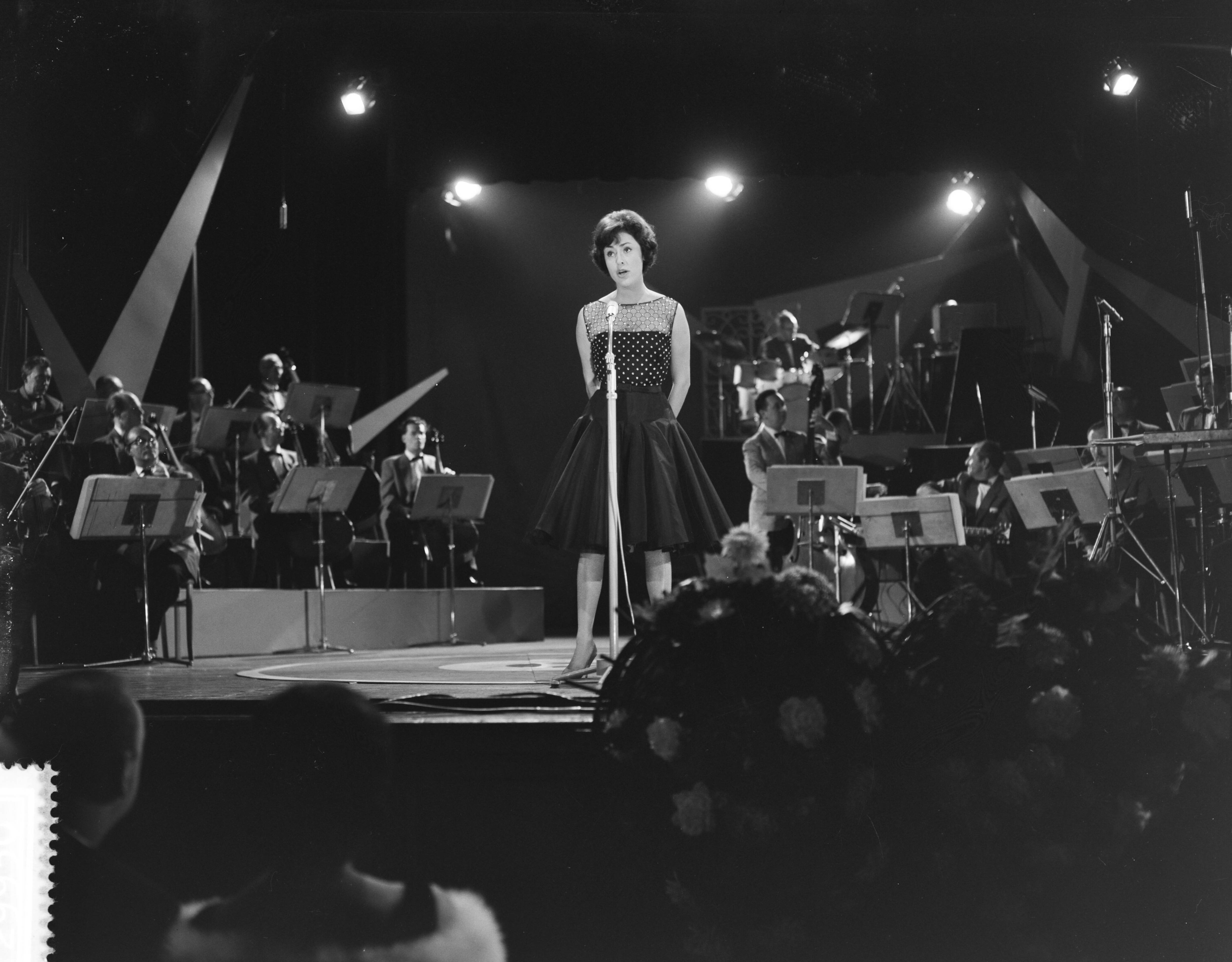 Grand Gala Du Disque in het Kurhaus te Scheveningen — Grand Gala Du Disque in Kurhaus. Caterina Valente — Foto: Bilsen, Joop van / Anefo. Licentie: Set B: Rechtenvrij / Publiek Domein. Bron: Nationaal Archief. http://hdl.handle.net/10648/a9e47fc6-d0b4-102d-bcf8-003048976d84