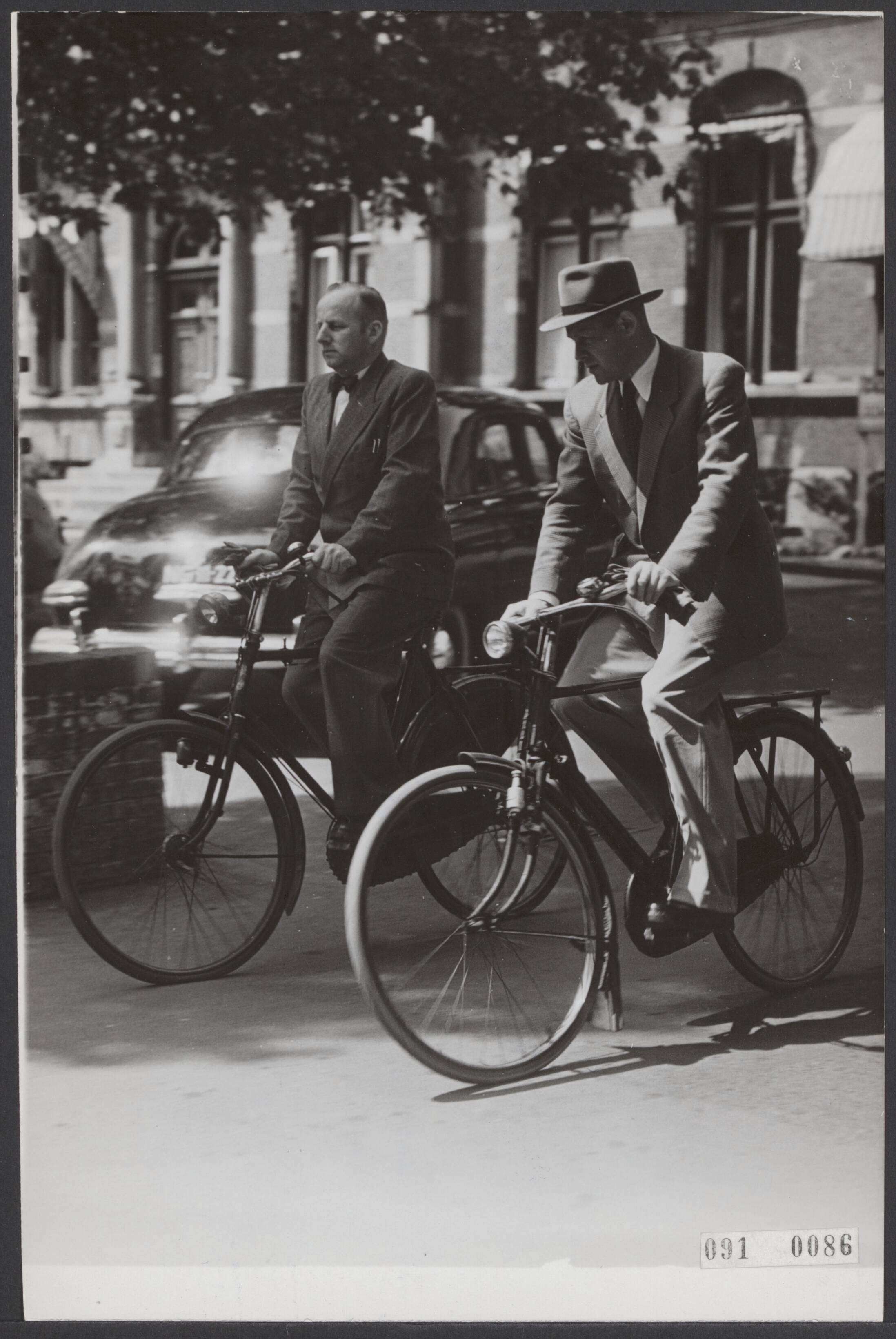 Fotocollectie Elsevier Binnenland — Artsen die de operatie van de Friese siamese tweeling uitvoeren in Leeuwarden. Rechts dr. A. Pasma, een der chirurgen, en links dr. Houwen, de röntgenloog — Foto: Fotograaf Onbekend / Anefo. Licentie: Set B: Rechtenvrij / Publiek Domein. Bron: Nationaal Archief. http://hdl.handle.net/10648/ae1ef0bc-d0b4-102d-bcf8-003048976d84