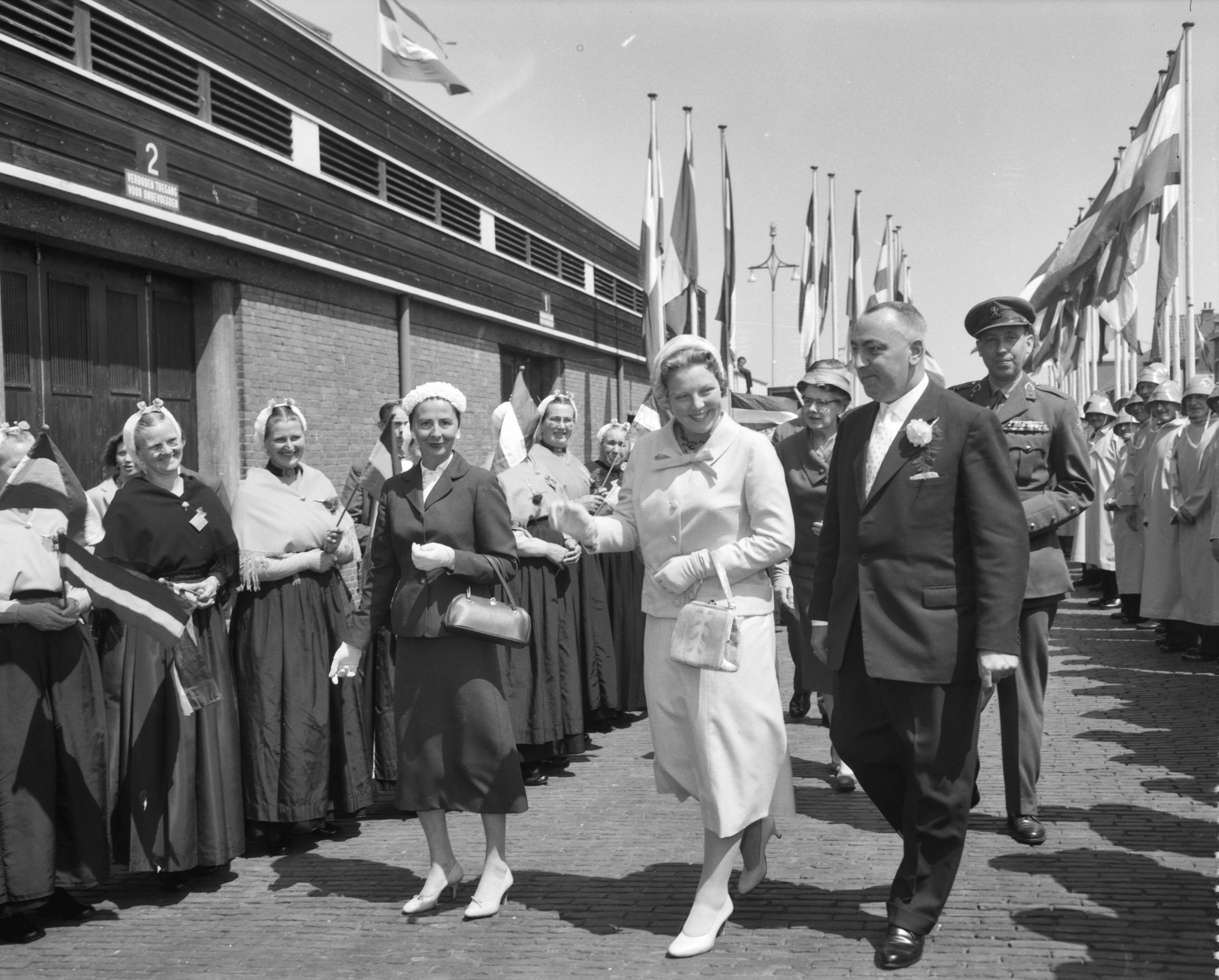 Fotocollectie Anefo — Prinses Beatrix bezoekt 500 poliopatientjes in Scheveningen. De prinses schrijdt door een erehaag van Scheveningse vrouwen en oud-schippers en zeeliden van de Koninklijke Noord- en Zuidhollandse reddingsmaatschappij — Foto: Bilsen, Joop van / Anefo. Licentie: Set B: Rechtenvrij / Publiek Domein. Bron: Nationaal Archief. http://hdl.handle.net/10648/a98020bc-d0b4-102d-bcf8-003048976d84