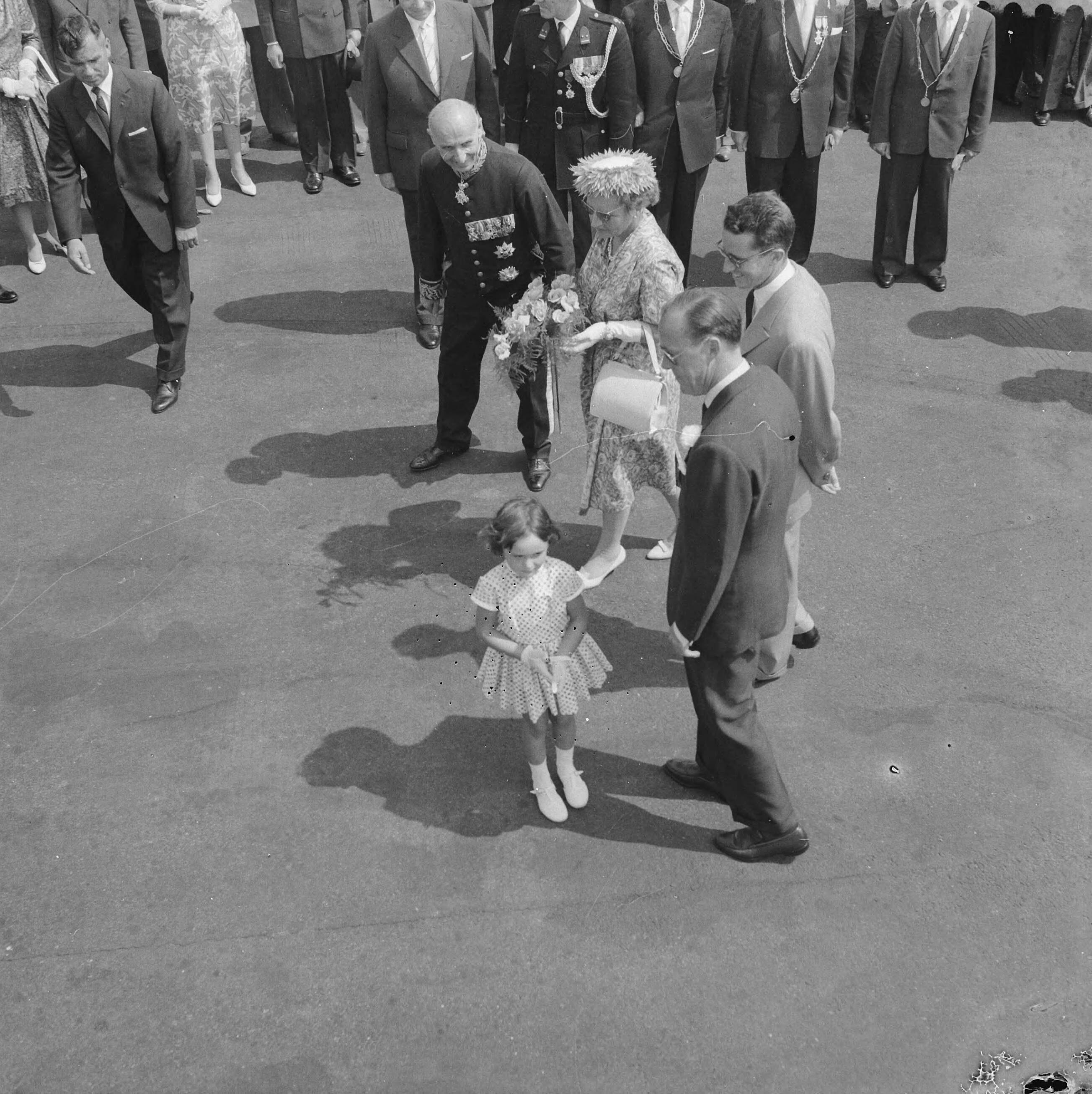 Staatsbezoek koning Boudewijn 1959 — Vierde dag van het bezoek van koning Boudewijn. Prins Bernhard complimenteert een meisje — Foto: Noske, J.D. / Anefo. Licentie: Set B: Rechtenvrij / Publiek Domein. Bron: Nationaal Archief. http://hdl.handle.net/10648/a998cdce-d0b4-102d-bcf8-003048976d84