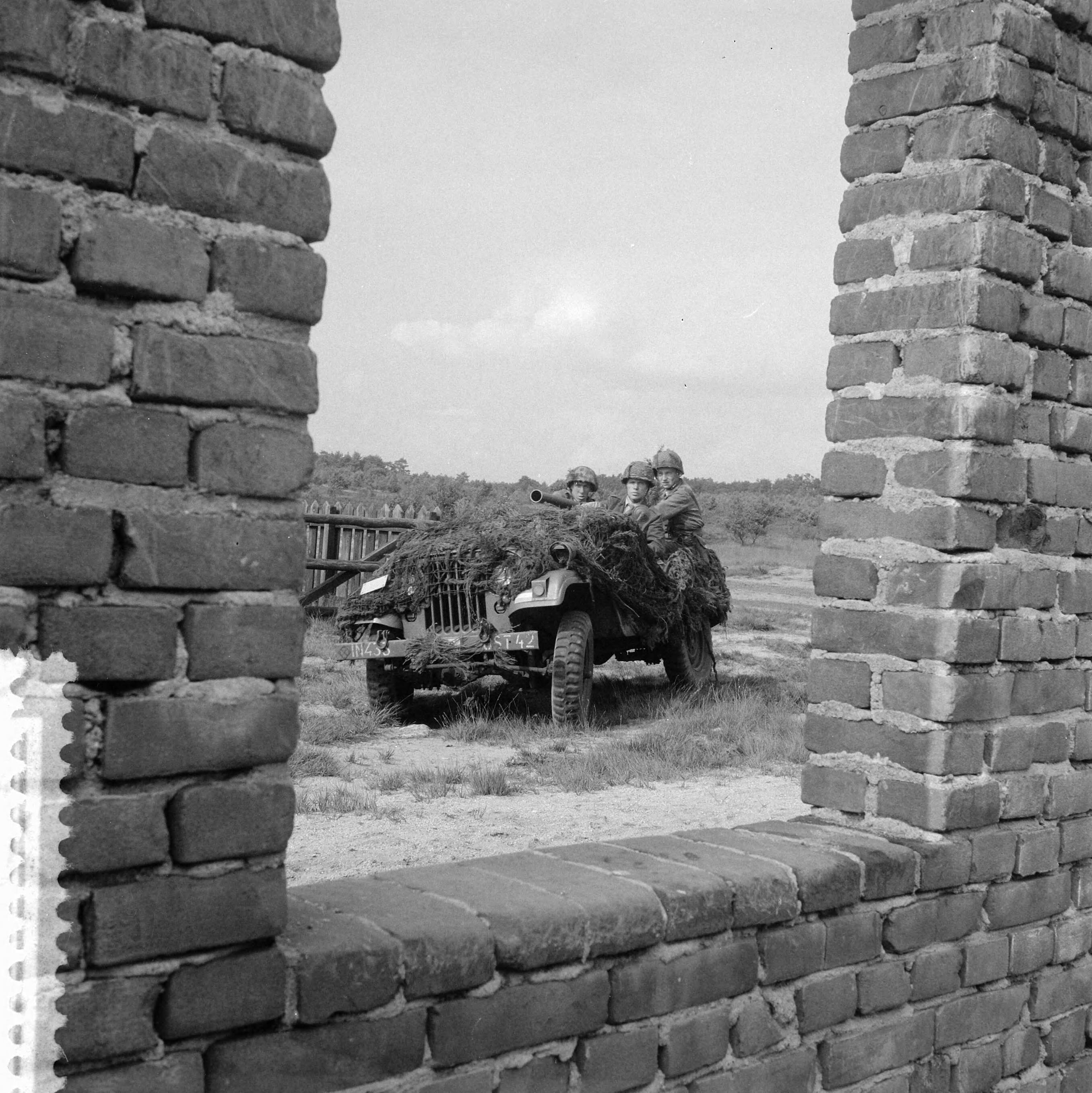 Fotocollectie Anefo — Driedaagse militaire oefening "Vale Ouwe 3" voor het 43e regiment infanterie op de Harskamp. Drie soldaten in jeep met bazooka in Oostdorp — Foto: Pot, Harry / Anefo. Licentie: Set B: Rechtenvrij / Publiek Domein. Bron: Nationaal Archief. http://hdl.handle.net/10648/a966270c-d0b4-102d-bcf8-003048976d84