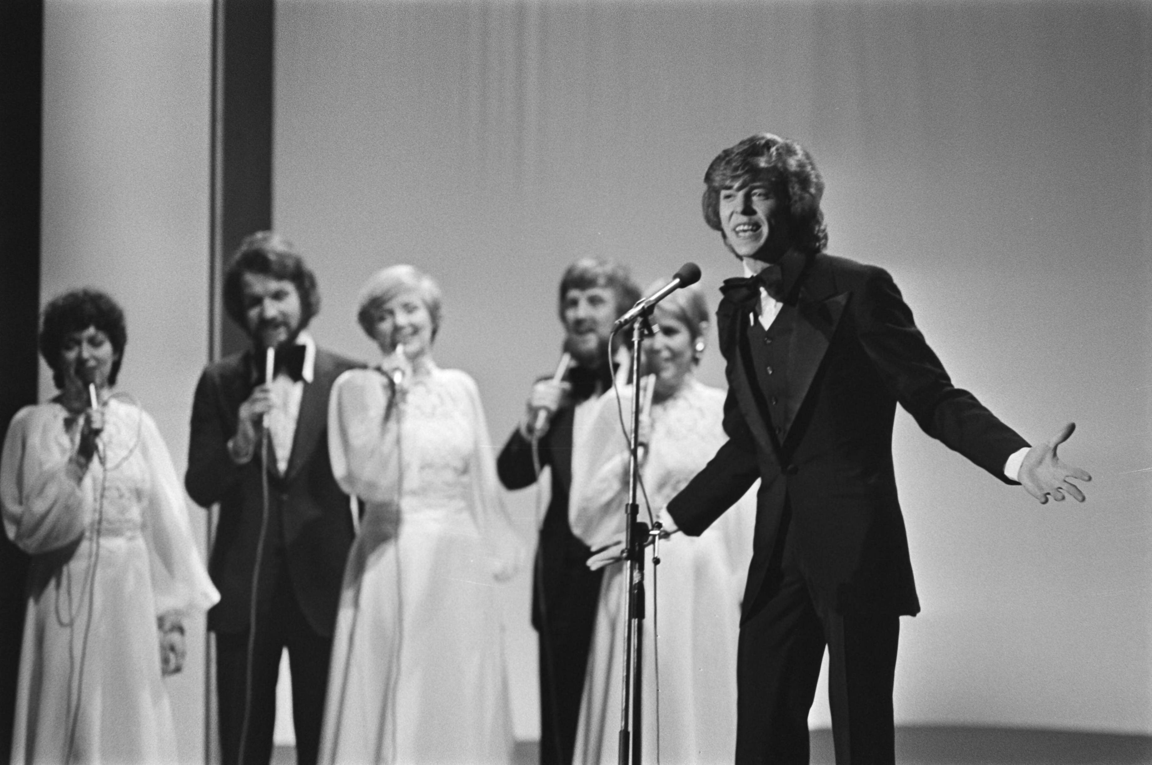 Fotocollectie Anefo — Eurovisie Songfestival 76 Den Haag ; Jurgen Marcus (Luxemburg) — Foto: Mieremet, Rob / Anefo. Licentie: Set B: Rechtenvrij / Publiek Domein. Bron: Nationaal Archief. http://hdl.handle.net/10648/ac80b830-d0b4-102d-bcf8-003048976d84