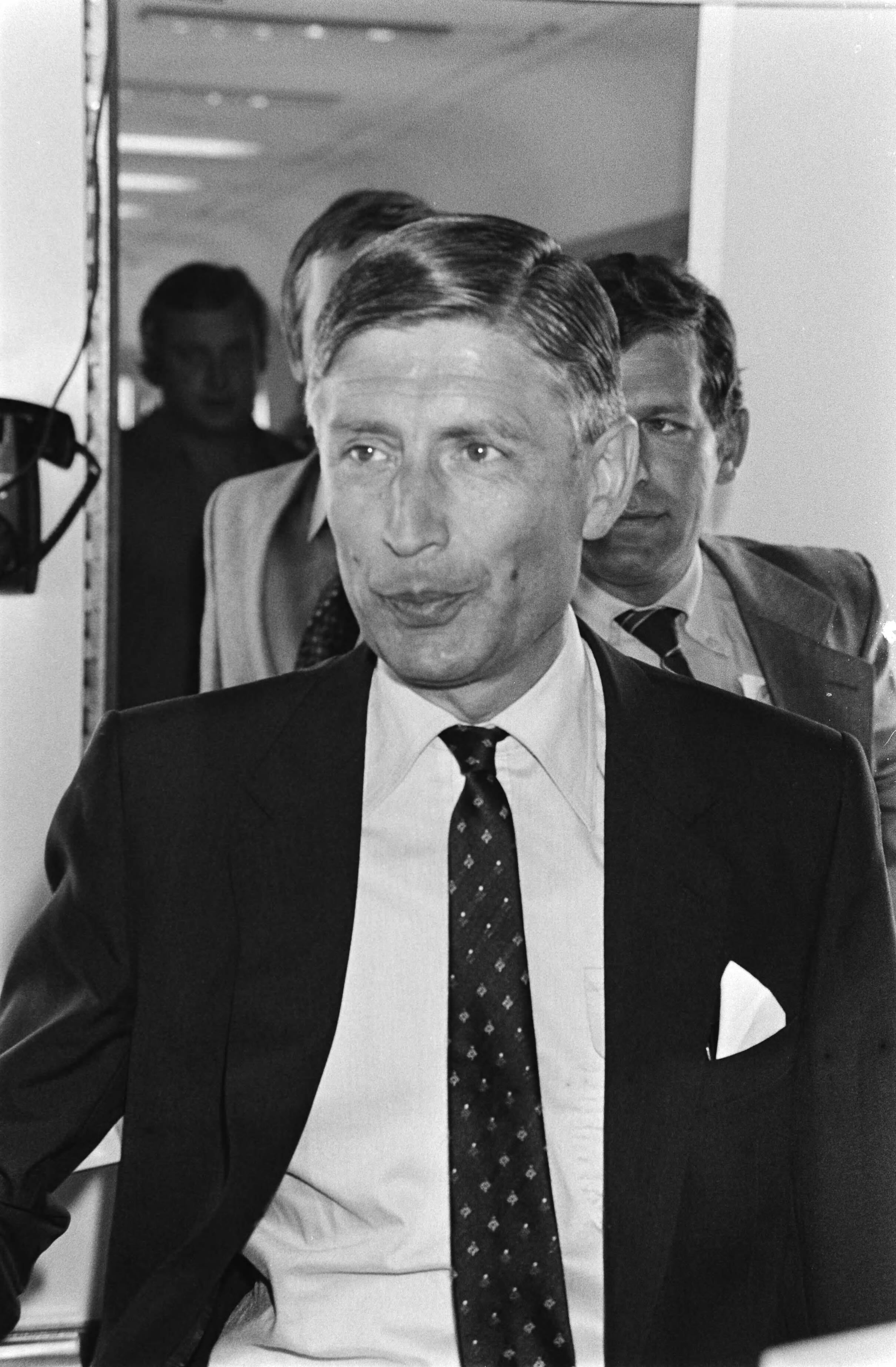 Premier Van Agt op Schiphol — Premier Van Agt terug uit VS — Foto: Dijk, Hans van / Anefo. Licentie: Set B: Rechtenvrij / Publiek Domein. Bron: Nationaal Archief. http://hdl.handle.net/10648/ace5d7c4-d0b4-102d-bcf8-003048976d84