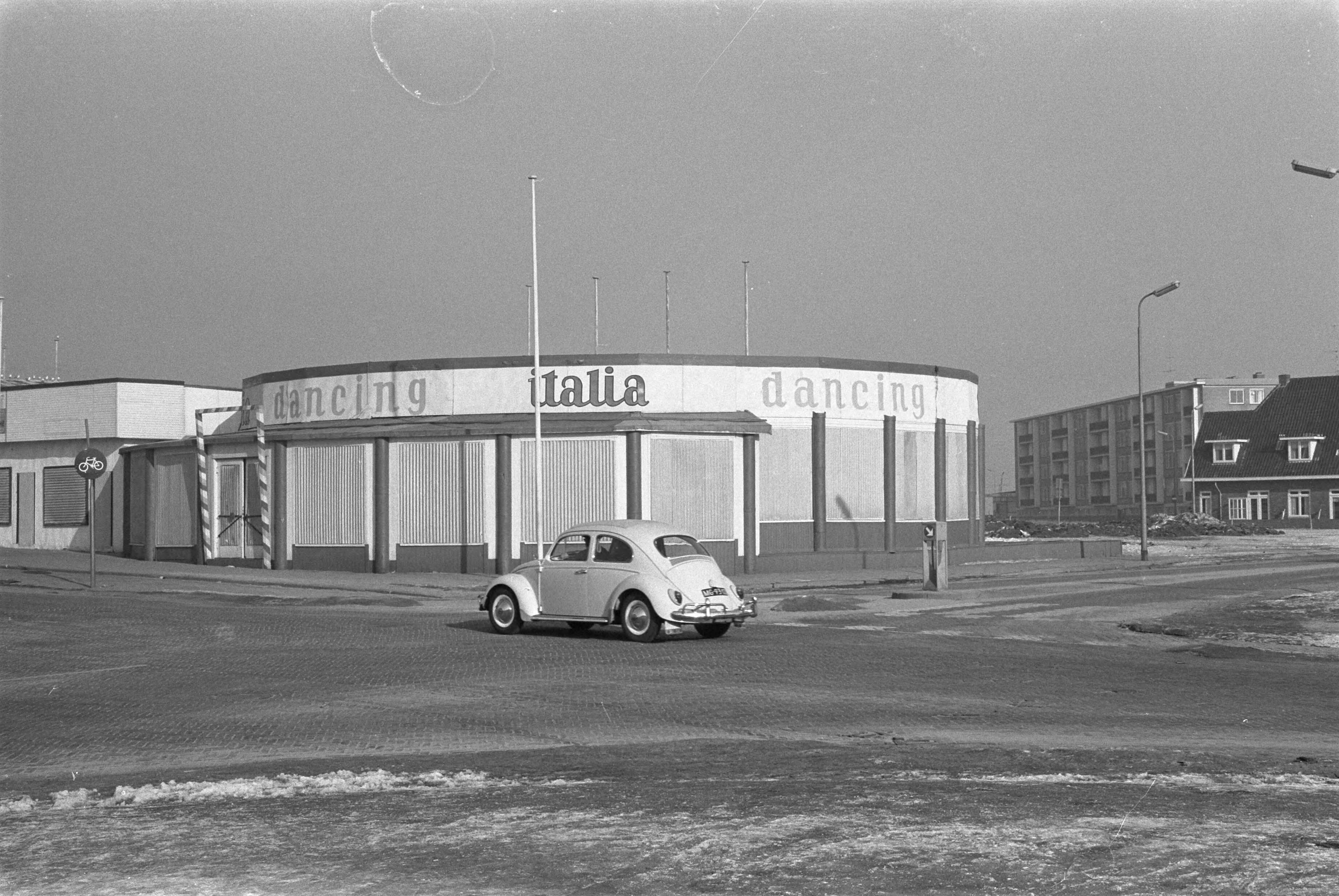 Fotocollectie Anefo — Gebouw Dancing Italia uit Zandvoort misschien als noodgebouw van C&A in Amsterdam — Foto: Pot, Harry / Anefo. Licentie: Set B: Rechtenvrij / Publiek Domein. Bron: Nationaal Archief. http://hdl.handle.net/10648/aa2c76be-d0b4-102d-bcf8-003048976d84