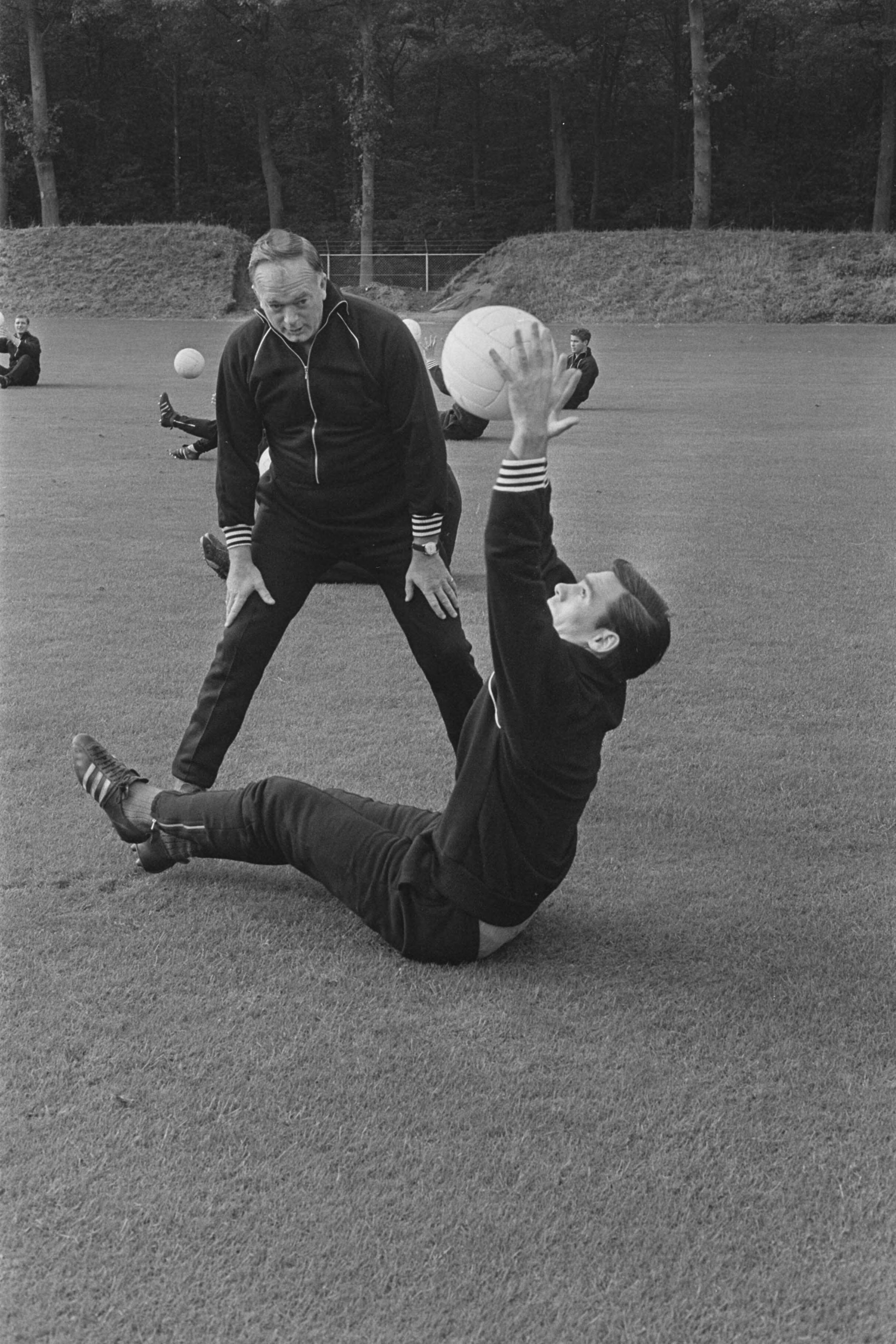 Fotocollectie Anefo — Training Nederlands elftal te Zeist, bondscoach Denis Neville neemt Bert Theunissen (PSV) onder handen — Foto: Pot, Harry / Anefo. Licentie: Set B: Rechtenvrij / Publiek Domein. Bron: Nationaal Archief. http://hdl.handle.net/10648/aa7a0956-d0b4-102d-bcf8-003048976d84