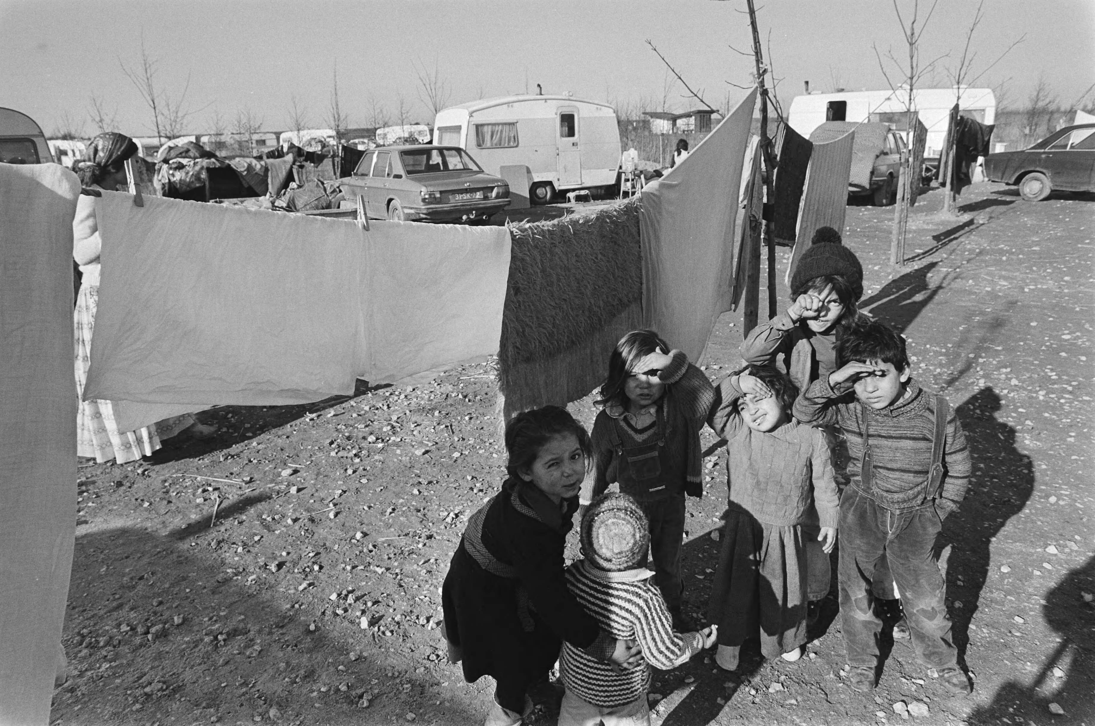 Fotocollectie Anefo — Honderd zigeuners verblijven voorlopig op camping in Almere groepje zigeunerkinderen op de camping — Foto: Dijk, Hans van / Anefo. Licentie: Set B: Rechtenvrij / Publiek Domein. Bron: Nationaal Archief. http://hdl.handle.net/10648/acf4cbd0-d0b4-102d-bcf8-003048976d84
