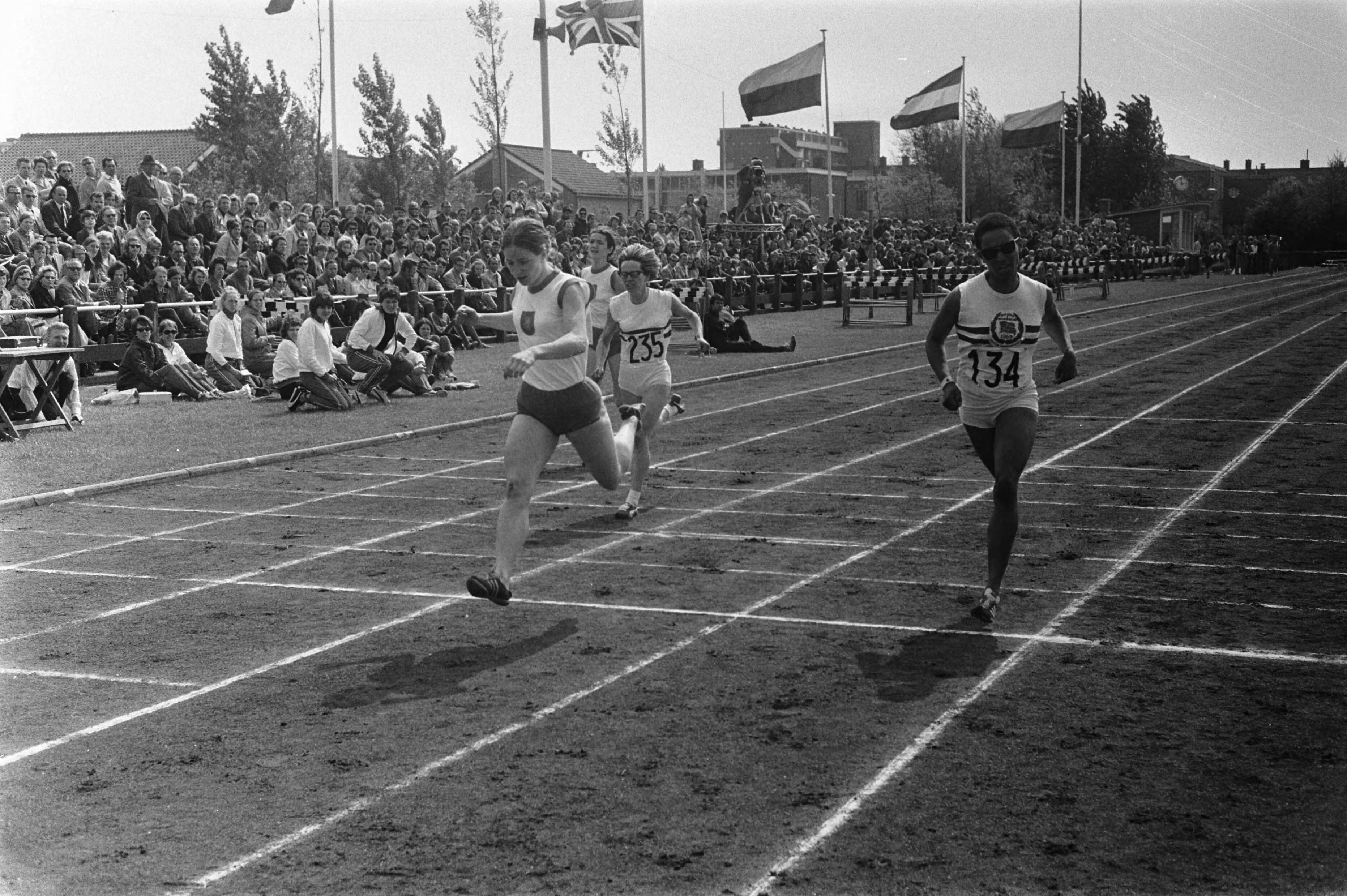 Fotocollectie Anefo — Dames atletiek Nederland tegen Engeland in Den Haag ; finish 200 meter : links Wilma van den Berg (1e), rechts Marilyn Neufoille — Foto: Koch, Eric / Anefo. Licentie: Set B: Rechtenvrij / Publiek Domein. Bron: Nationaal Archief. http://hdl.handle.net/10648/ab974cfe-d0b4-102d-bcf8-003048976d84