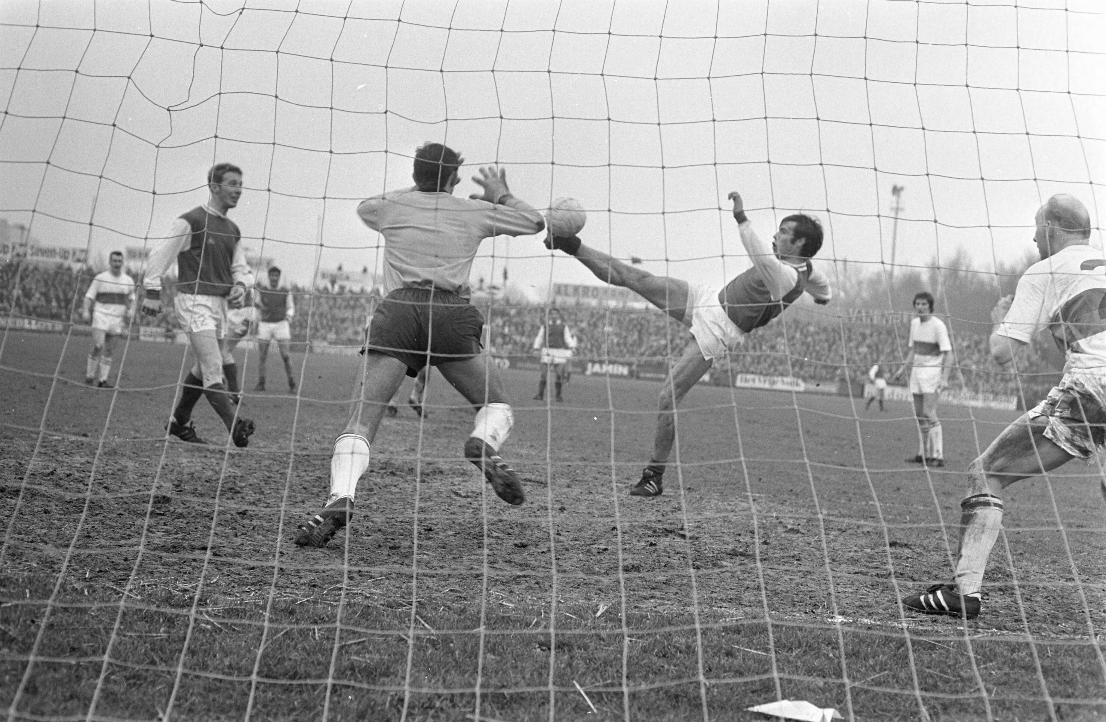 Fotocollectie Anefo — Voetbal. ADO tegen FC Twente 1-3. Spelmoment, Dick van Dijk scoort, in het midden ADO-doelman Ton Thie — Foto: Verhoeff, Bert / Anefo. Licentie: Set B: Rechtenvrij / Publiek Domein. Bron: Nationaal Archief. http://hdl.handle.net/10648/ab5bf51e-d0b4-102d-bcf8-003048976d84