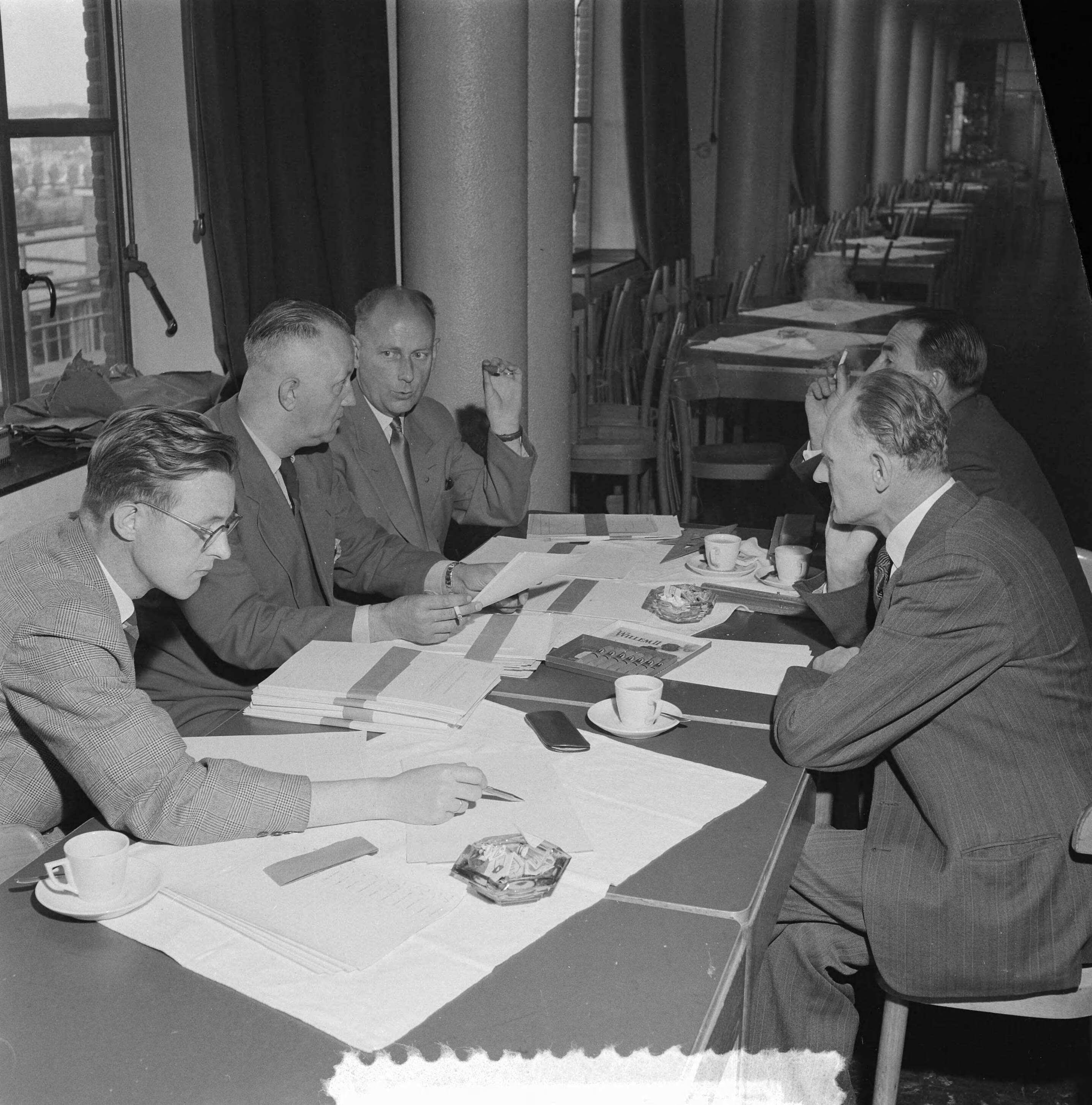 Fotocollectie Anefo — Opdrachten examens Den Haag voor Internationaal Technisch Studiecentrum Amsterdam — Foto: Behrens, Herbert F. / Anefo. Licentie: Set B: Rechtenvrij / Publiek Domein. Bron: Nationaal Archief. http://hdl.handle.net/10648/a93b2c78-d0b4-102d-bcf8-003048976d84