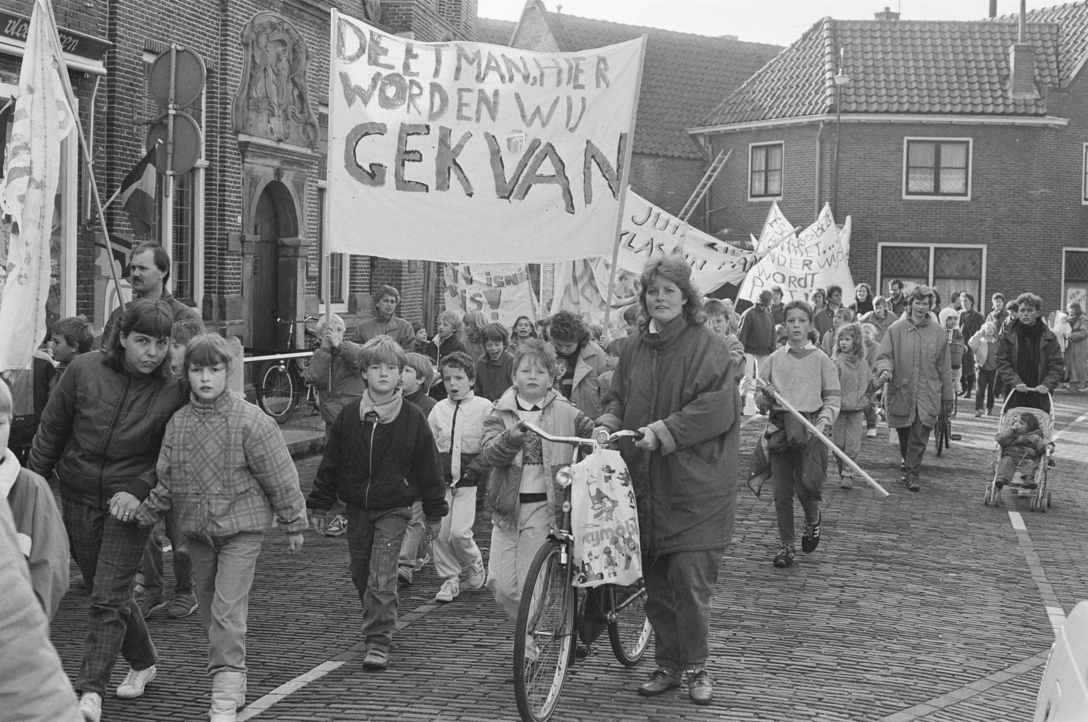Fotocollectie Anefo — Leerlingen basisscholen Monnickendam demonstreren tegen wachtdagen bij vervangen zieke leerkrachten — Foto: Gerrits, Roland / Anefo. Licentie: Set B: Rechtenvrij / Publiek Domein. Bron: Nationaal Archief. http://hdl.handle.net/10648/ad5ef032-d0b4-102d-bcf8-003048976d84