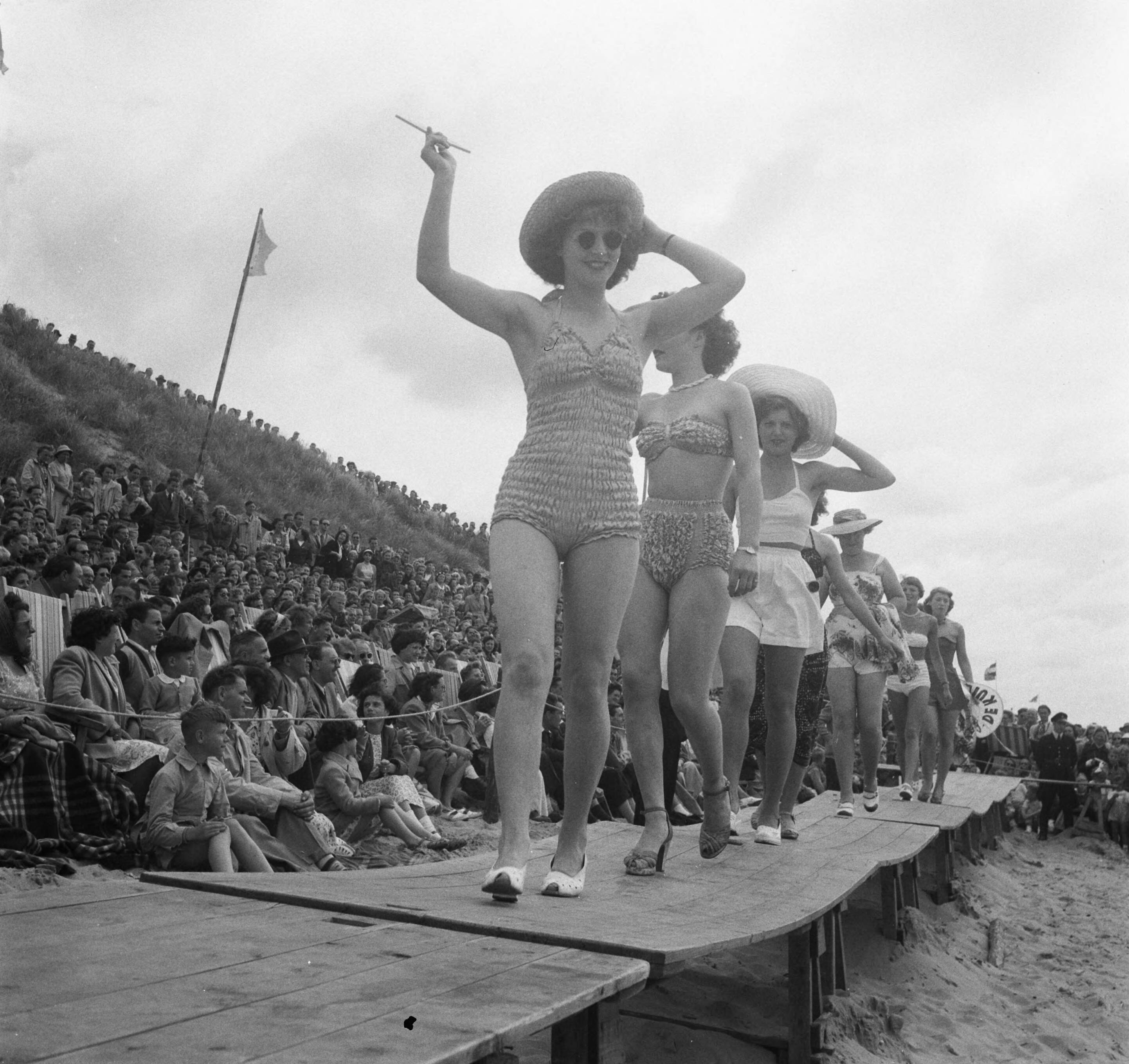 Miss Zandvoort — Verkiezing Miss Zandvoort. Parade van kandidaten op een catwalk — Foto: Pot, Harry / Anefo. Licentie: Set B: Rechtenvrij / Publiek Domein. Bron: Nationaal Archief. http://hdl.handle.net/10648/a8ed35c2-d0b4-102d-bcf8-003048976d84