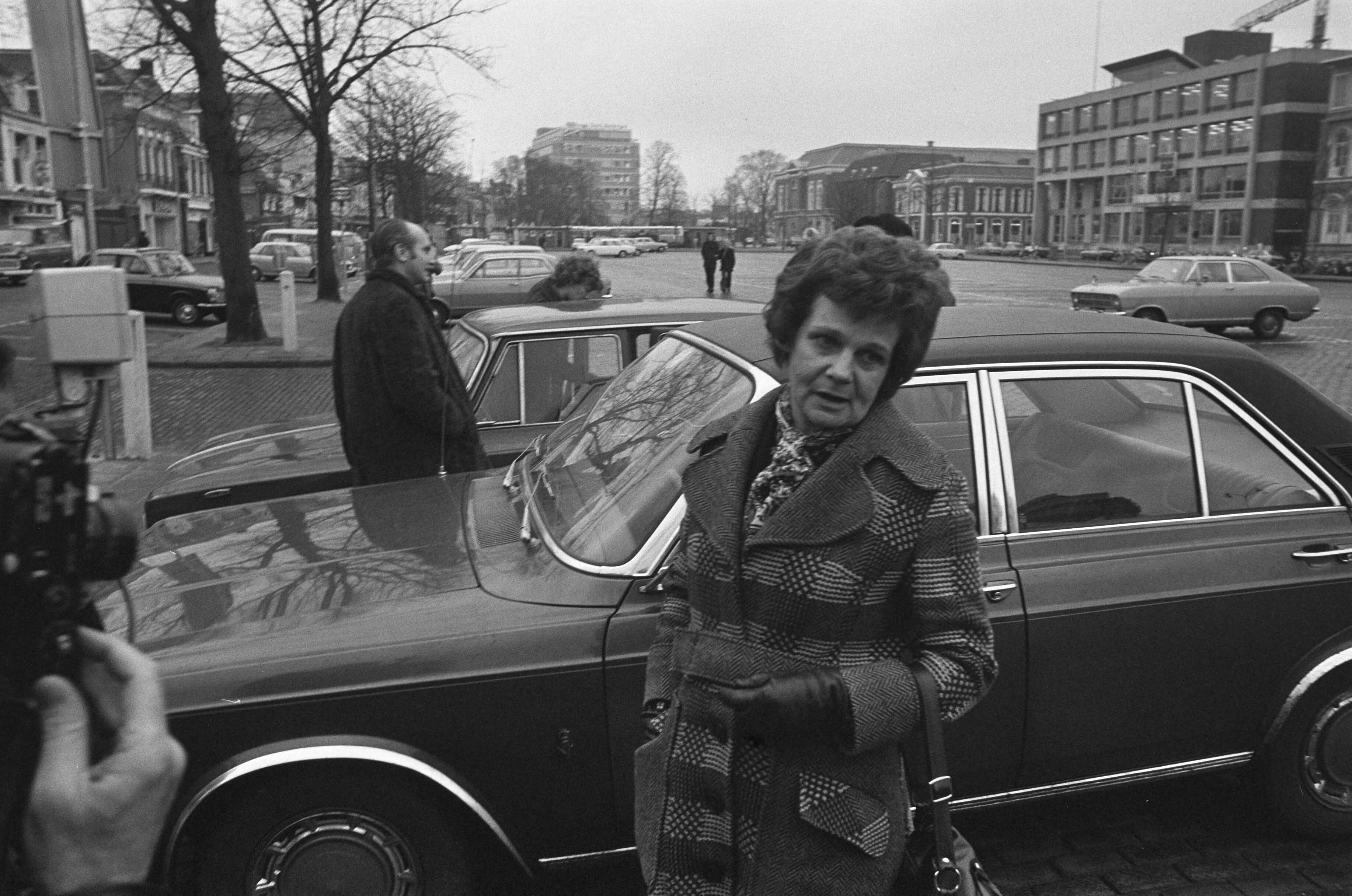 Fotocollectie Anefo — Euthanasie-proces begonnen tegen mevrouw Postma van Boven in Leeuwarden, mevrouw Postma (kop) — Foto: Verhoeff, Bert / Anefo. Licentie: Set B: Rechtenvrij / Publiek Domein. Bron: Nationaal Archief. http://hdl.handle.net/10648/ac247020-d0b4-102d-bcf8-003048976d84
