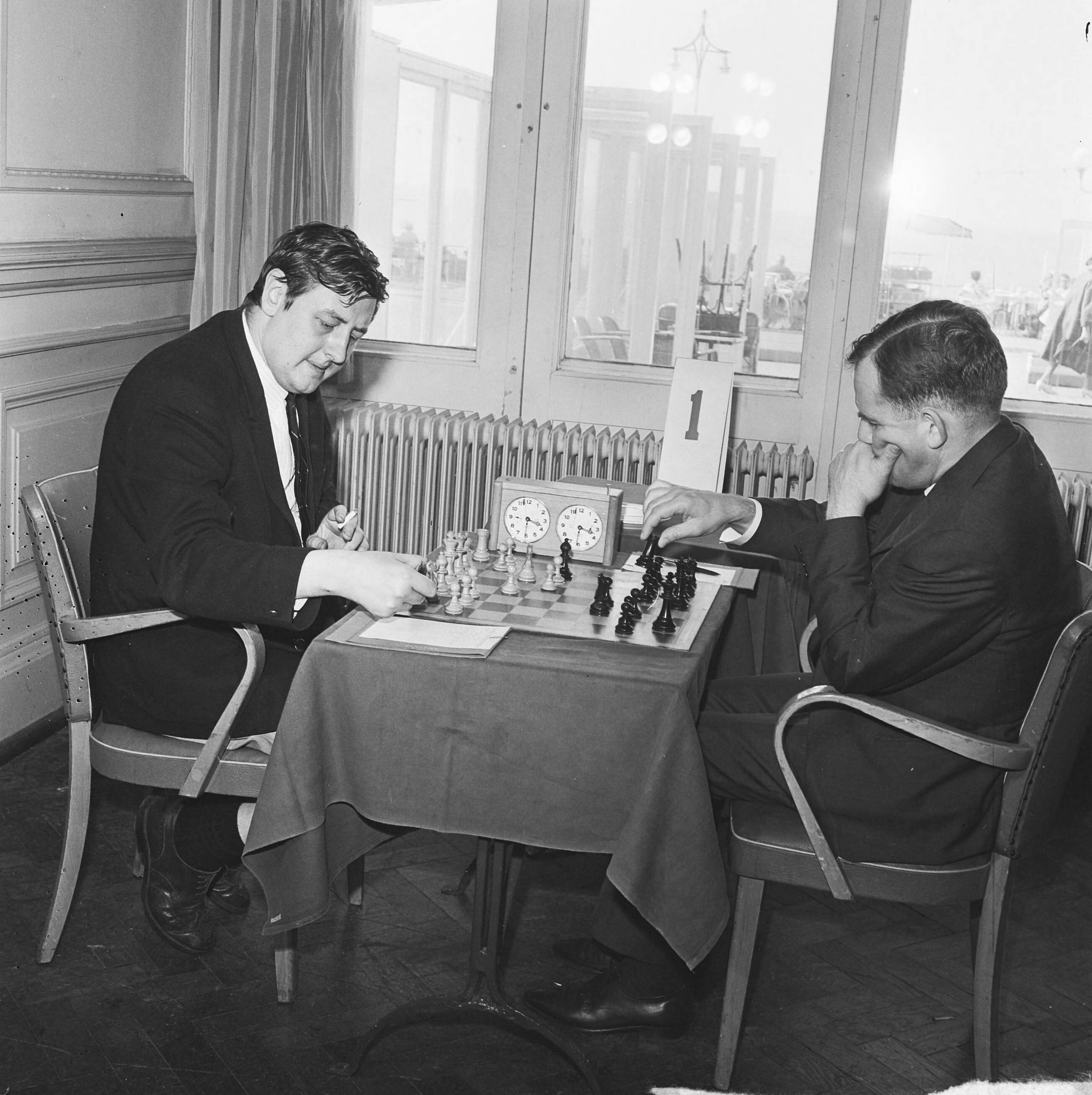 Fotocollectie Anefo — Schaakinterland Nederland tegen Duitsland. Jan Hein Donner (links) tegen Unzicker (Duitsland) — Foto: Koch, Eric / Anefo. Licentie: Set B: Rechtenvrij / Publiek Domein. Bron: Nationaal Archief. http://hdl.handle.net/10648/aa457af6-d0b4-102d-bcf8-003048976d84