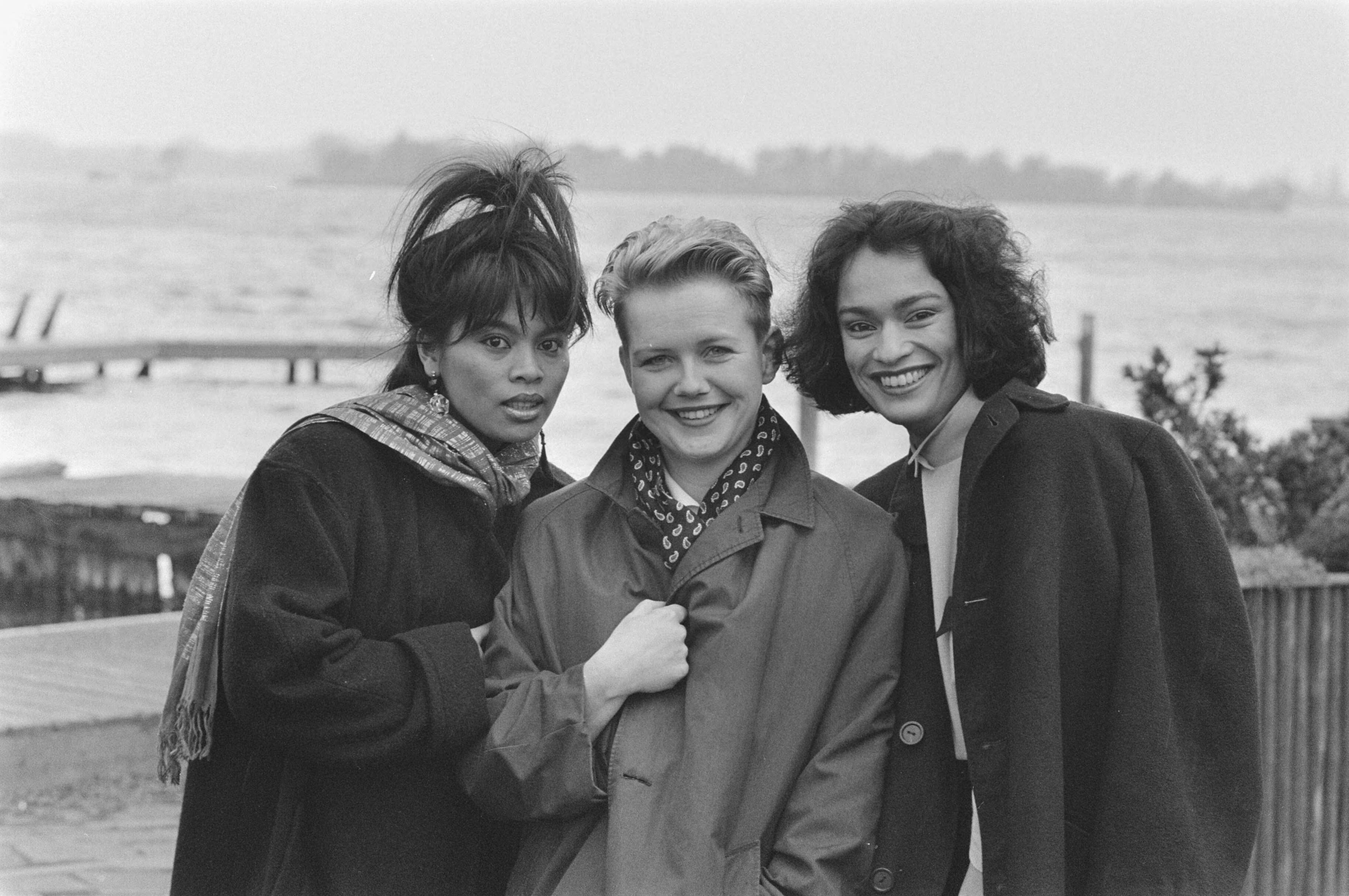 Fotocollectie Anefo — Knokke-ploeg van de VARA; v.l.n.r. Julya Lo'ko, Mathilde Santing, Astrid Seriese — Foto: Bogaerts, Rob / Anefo. Licentie: Set B: Rechtenvrij / Publiek Domein. Bron: Nationaal Archief. http://hdl.handle.net/10648/ad44d012-d0b4-102d-bcf8-003048976d84