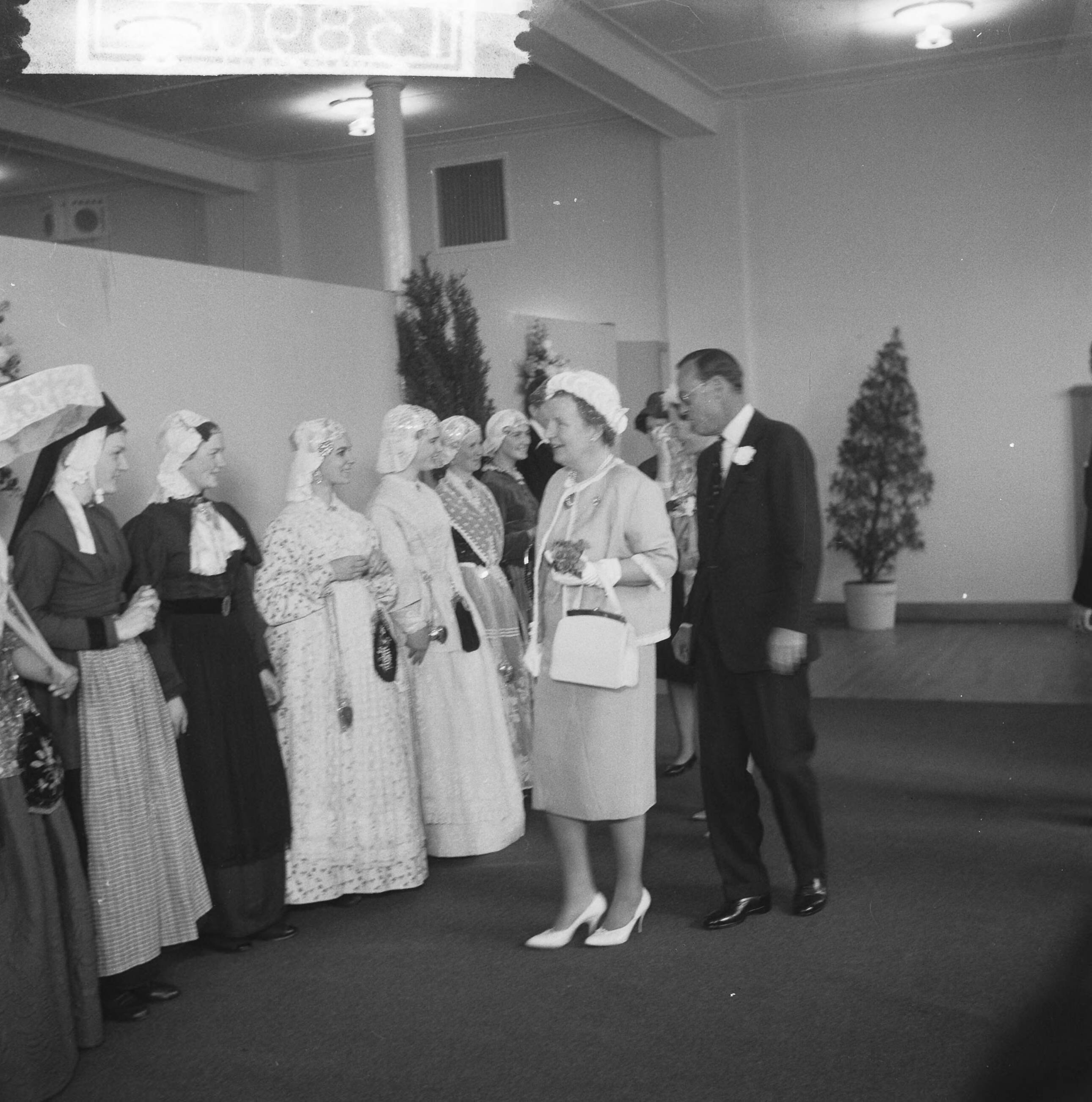 Koninklijk bezoek aan Groningen en Friesland (1962) — Koninklijk bezoek aan Leeuwarden — Foto: Merk, Ben / Anefo. Licentie: Set B: Rechtenvrij / Publiek Domein. Bron: Nationaal Archief. http://hdl.handle.net/10648/aa0725e4-d0b4-102d-bcf8-003048976d84