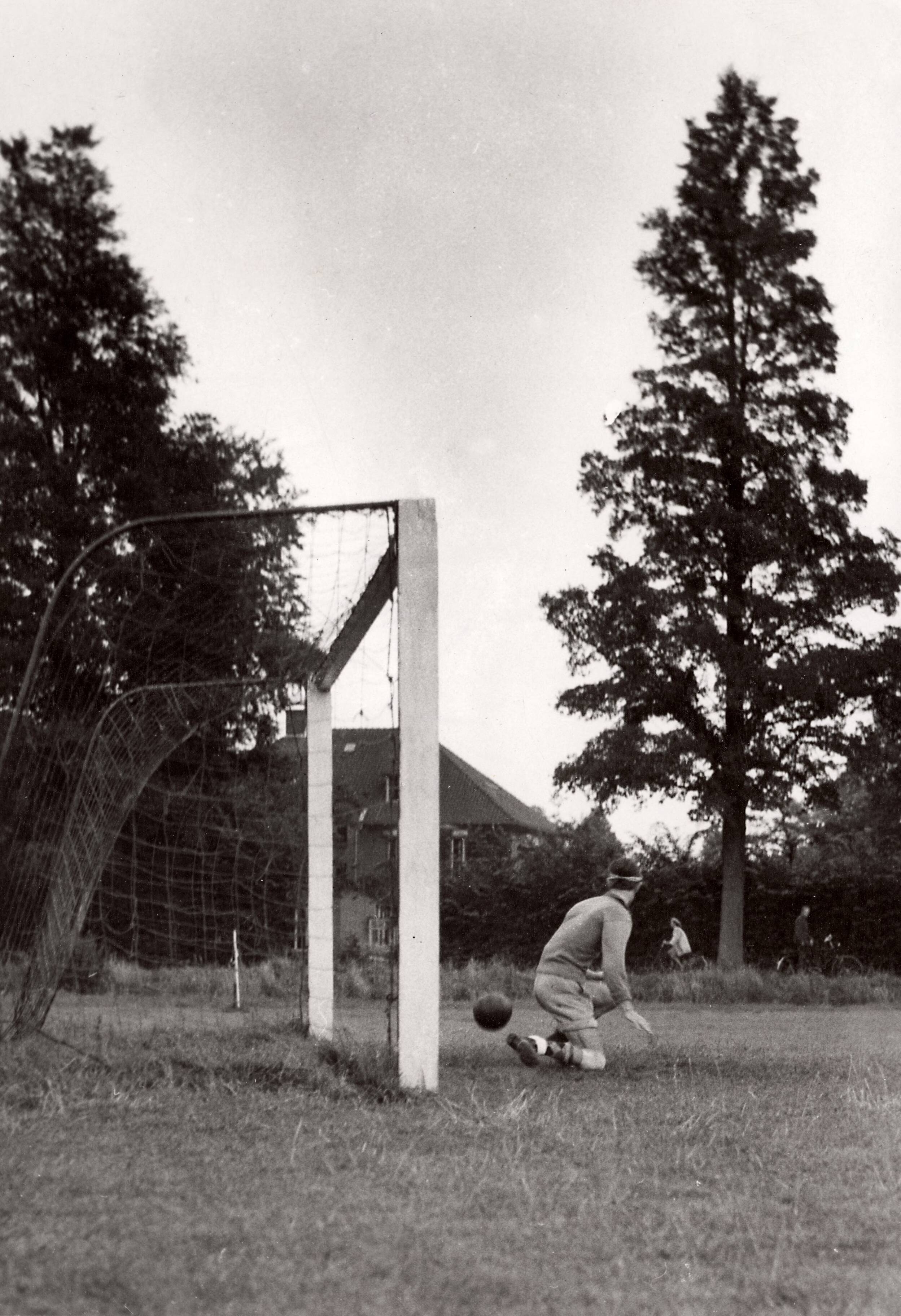 Sportactiviteiten personeel Drukkerij N.V. De Spaarnestad / Voetbal, o.a. F.C. Panorama — [Serie bedrijfsvoetbal Spaarnestad] Administratie - REdactie 4-3. 24 Aug. 51. Keeepr Vermeulen (redactie) — Foto: Fotograaf Onbekend / Spaarnestad / Spaarnestad Photo (05887). Licentie: Set B: Rechtenvrij / Publiek Domein. Bron: Nationaal Archief. http://hdl.handle.net/10648/35429da6-3f04-a382-e063-6df0900a6686