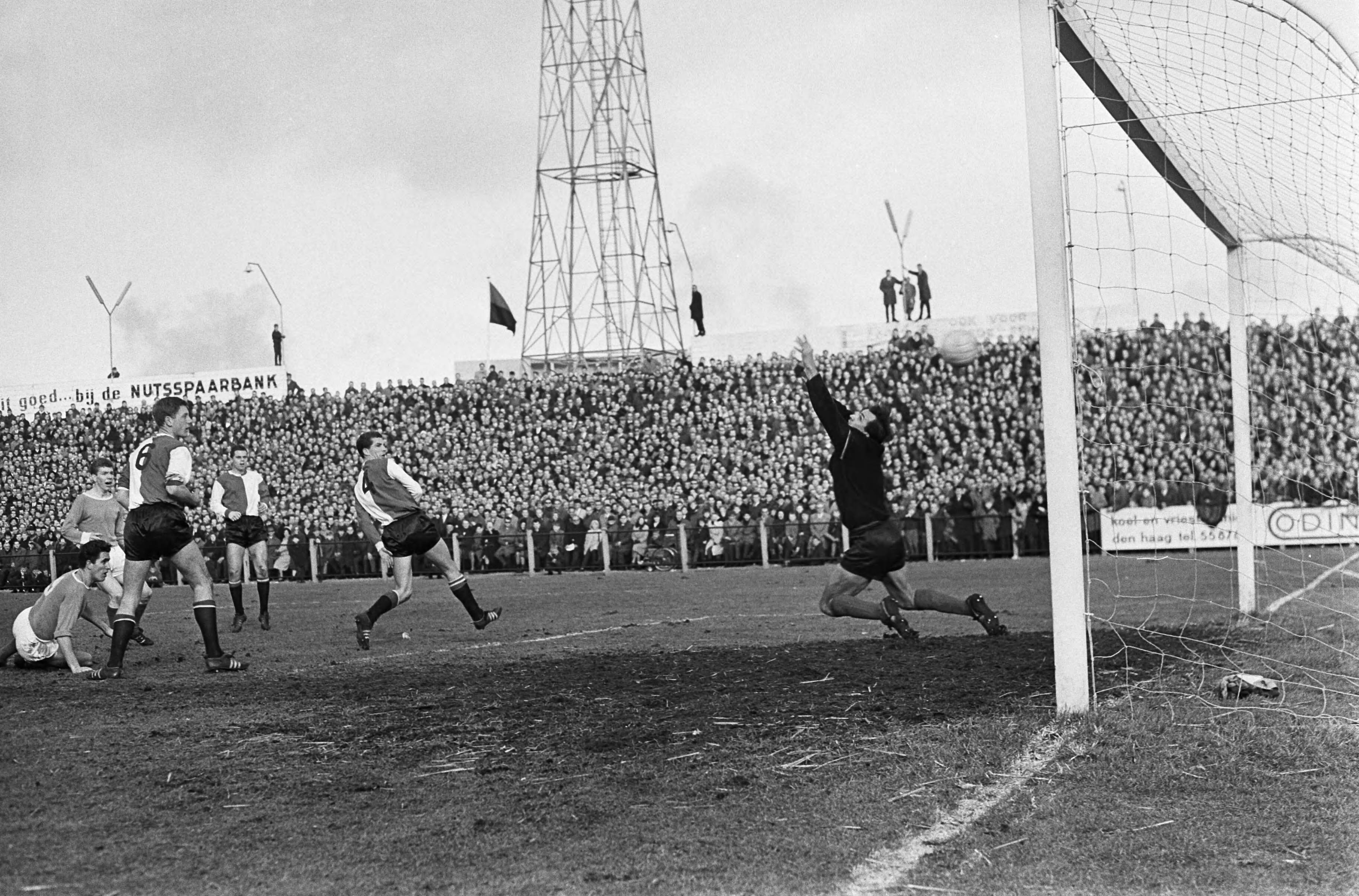 Fotocollectie Anefo — Voetbal. ADO tegen Feijenoord 3-0. Spelmoment, Henk Houwaart (links) scoort — Foto: Gelderen, Hugo van / Anefo. Licentie: Set B: Rechtenvrij / Publiek Domein. Bron: Nationaal Archief. http://hdl.handle.net/10648/aa91a5c0-d0b4-102d-bcf8-003048976d84