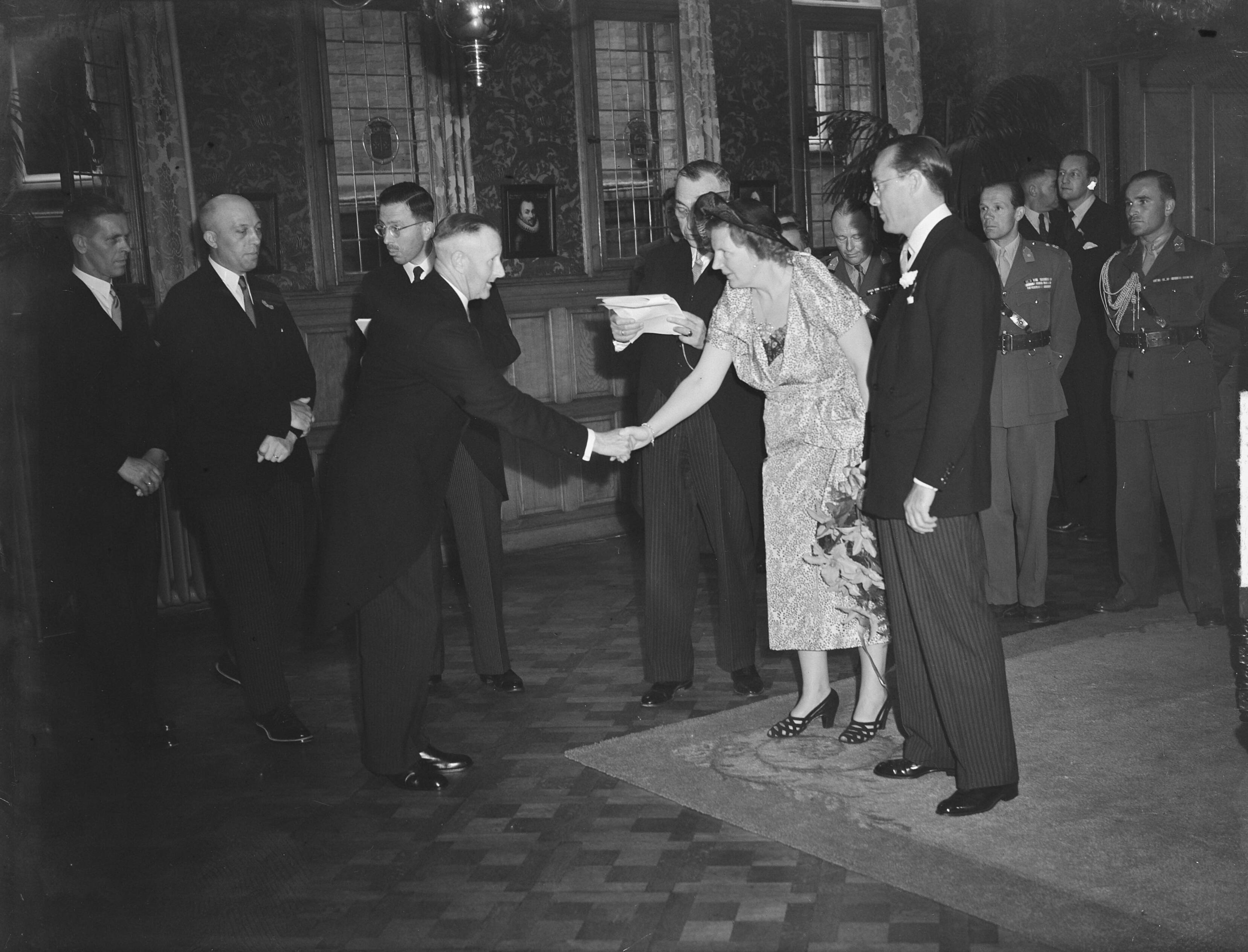 Koninklijk bezoek aan Groningen (1950) — Koninklijk bezoek aan Groningen — Foto: Noske, J.D. / Anefo. Licentie: Set B: Rechtenvrij / Publiek Domein. Bron: Nationaal Archief. http://hdl.handle.net/10648/a8da9174-d0b4-102d-bcf8-003048976d84