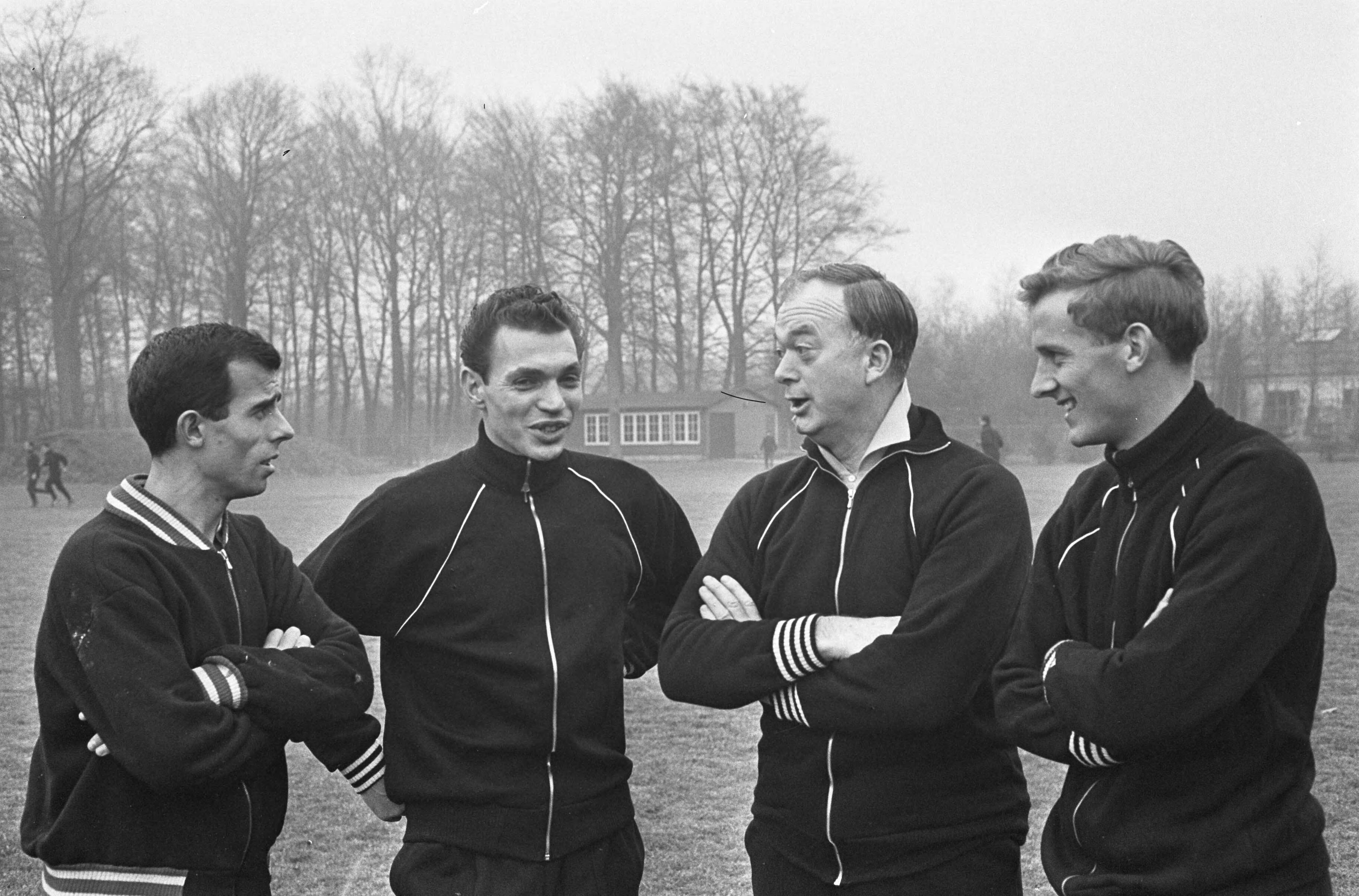 Fotocollectie Anefo — Training Nederlands elftal te Zeist, v.l.n.r. Coen Moulijn, Ferry Petterson, Denis Neville en Klaas Nuninga — Foto: Pot, Harry / Anefo. Licentie: Set B: Rechtenvrij / Publiek Domein. Bron: Nationaal Archief. http://hdl.handle.net/10648/aa8489b2-d0b4-102d-bcf8-003048976d84