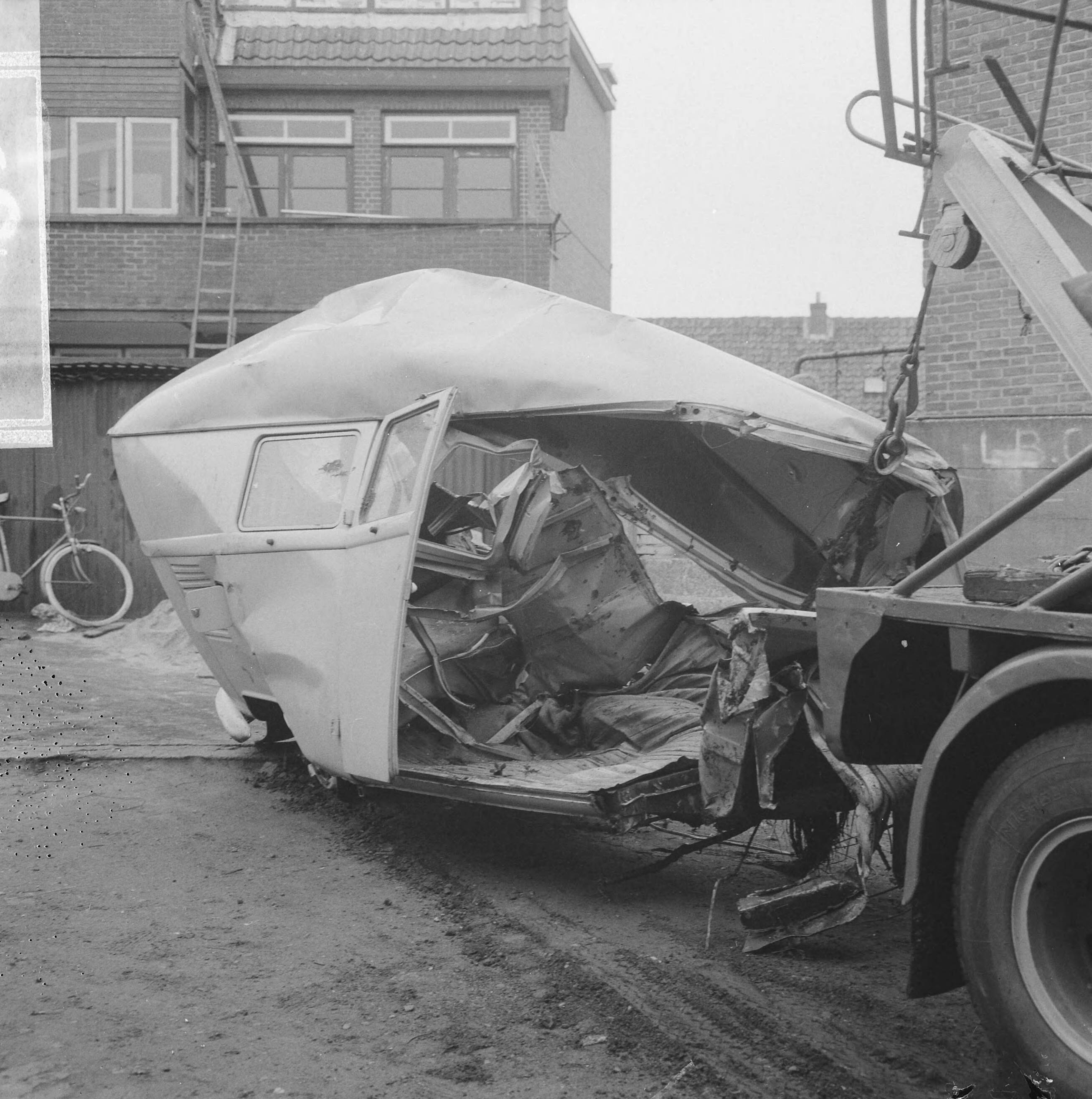 Volkswagenbusje botst met trein bij een spoorwegovergang te Leidschendam — Het wrak van de volkswagenbus wordt weggesleept — Foto: Evers, Joost / Anefo. Licentie: Set B: Rechtenvrij / Publiek Domein. Bron: Nationaal Archief. http://hdl.handle.net/10648/aacd6e48-d0b4-102d-bcf8-003048976d84