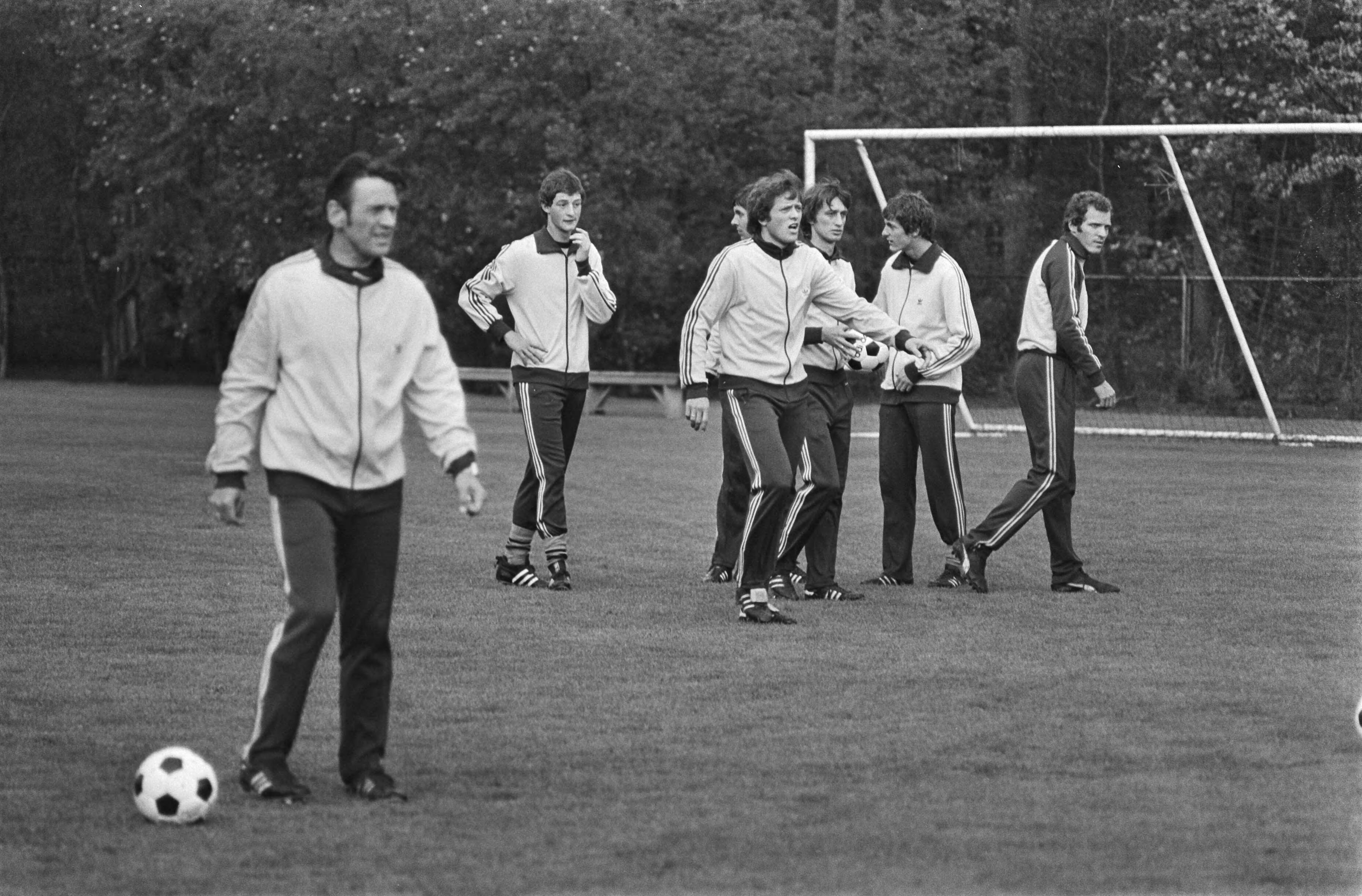 Fotocollectie Anefo — Training Nederlands elftal in Zeist; tijdens training — Foto: Peters, Hans / Anefo. Licentie: Set B: Rechtenvrij / Publiek Domein. Bron: Nationaal Archief. http://hdl.handle.net/10648/acb2a296-d0b4-102d-bcf8-003048976d84