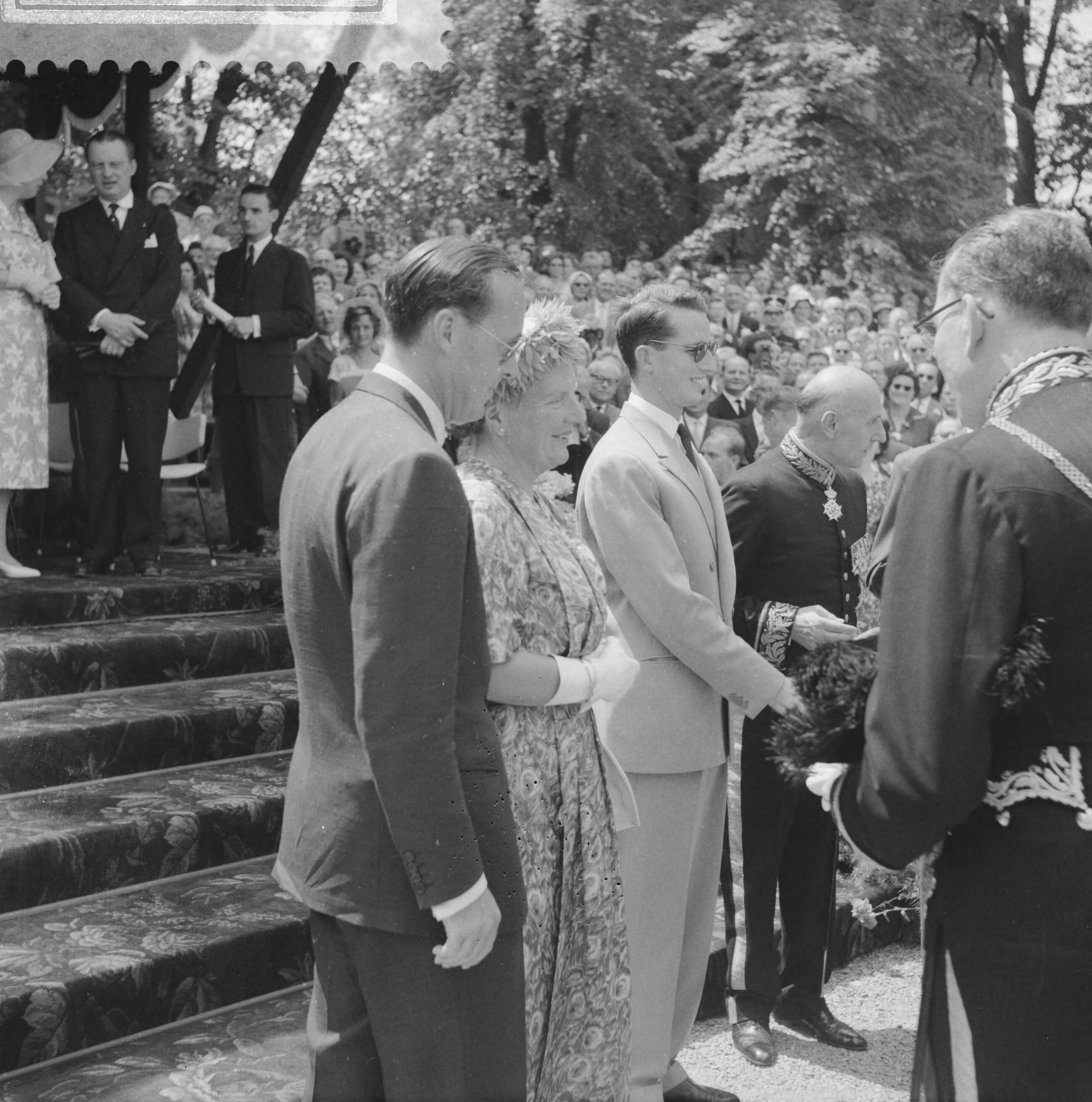 Staatsbezoek koning Boudewijn 1959 — Vierde dag van het bezoek van koning Boudewijn. Bezoek aan Maastricht en omgeving — Foto: Noske, J.D. / Anefo. Licentie: Set B: Rechtenvrij / Publiek Domein. Bron: Nationaal Archief. http://hdl.handle.net/10648/a998c1ee-d0b4-102d-bcf8-003048976d84