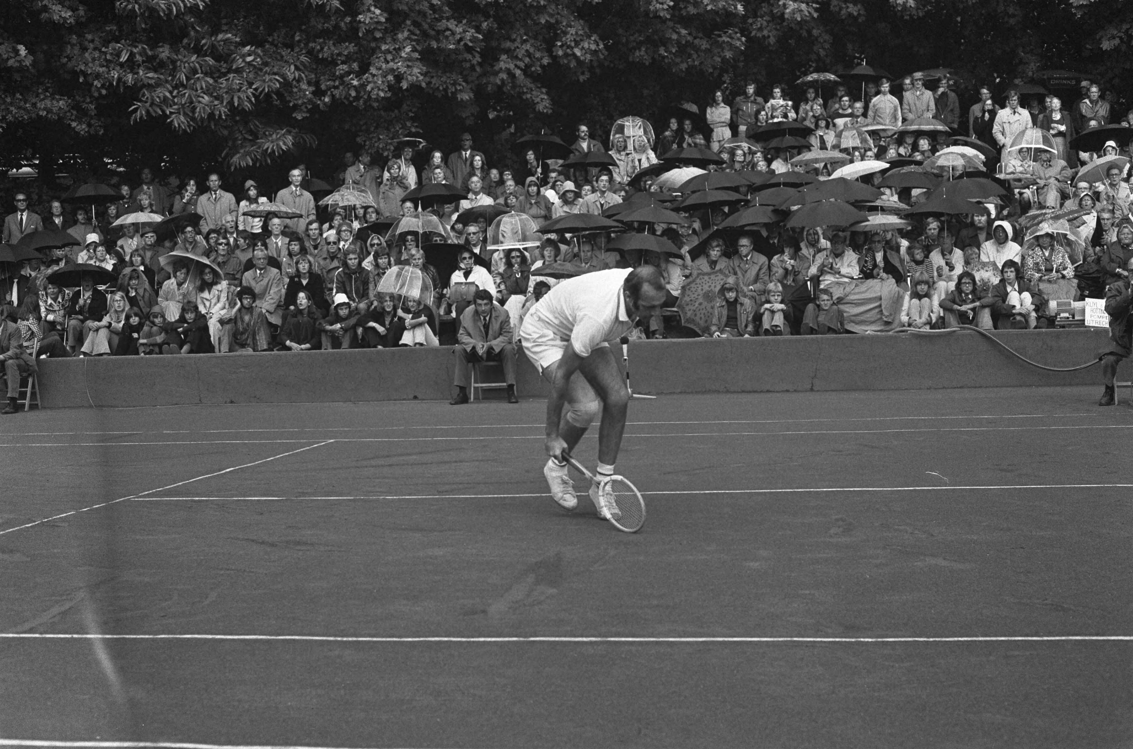 Fotocollectie Anefo — Internationale Tenniskampioenchappen Melkhuisje, toeschouwers met paraplus — Foto: Punt, W. / Anefo. Licentie: Set B: Rechtenvrij / Publiek Domein. Bron: Nationaal Archief. http://hdl.handle.net/10648/ac3240b0-d0b4-102d-bcf8-003048976d84