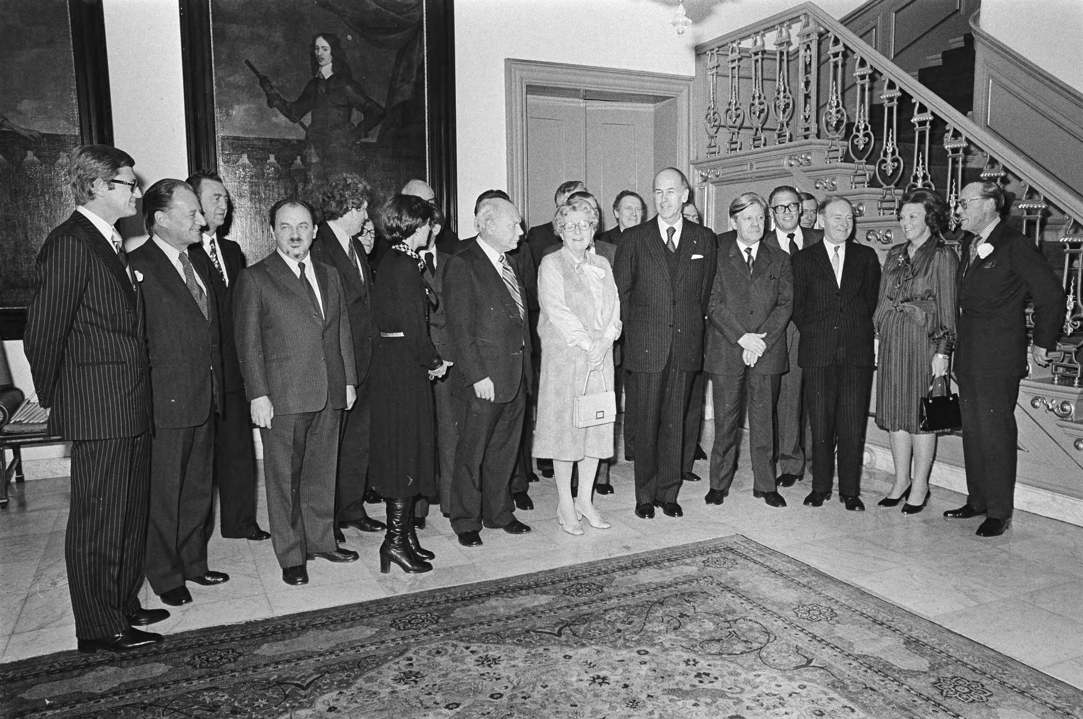 Fotocollectie Anefo — Bijeenkomst regeringsleiders EG in Den Haag ; v.l.n.r. Pieter, ?, Jorgensen, Margriet, Den Uyl , Koningin, Giscard d Estaing , Schmidt, Callaghen, Beatrix, — Foto: Peters, Hans / Anefo. Licentie: Set B: Rechtenvrij / Publiek Domein. Bron: Nationaal Archief. http://hdl.handle.net/10648/ac90f736-d0b4-102d-bcf8-003048976d84